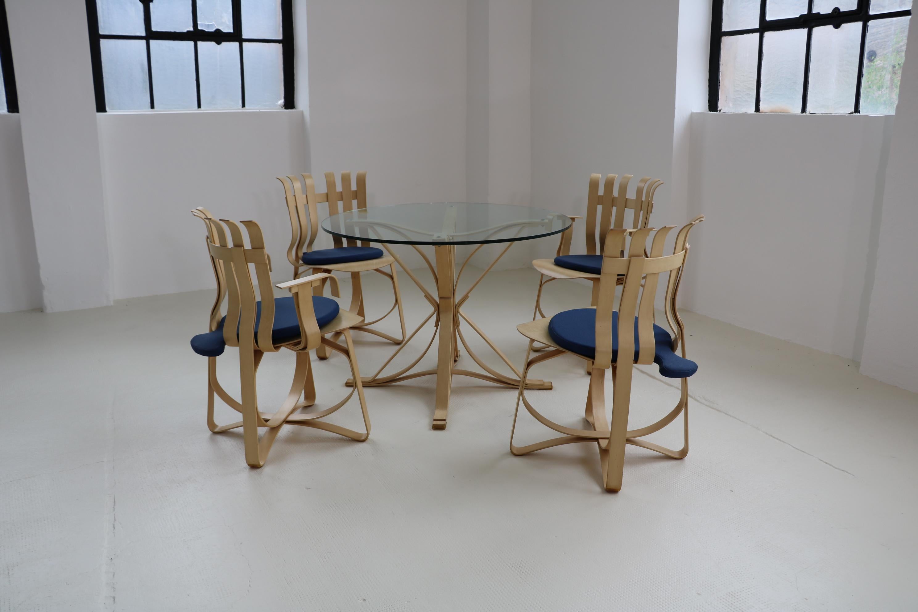 Frank Gehry Dining Set Face off Table and Hat Trick Chairs Knoll International In Good Condition In Köln, NRW