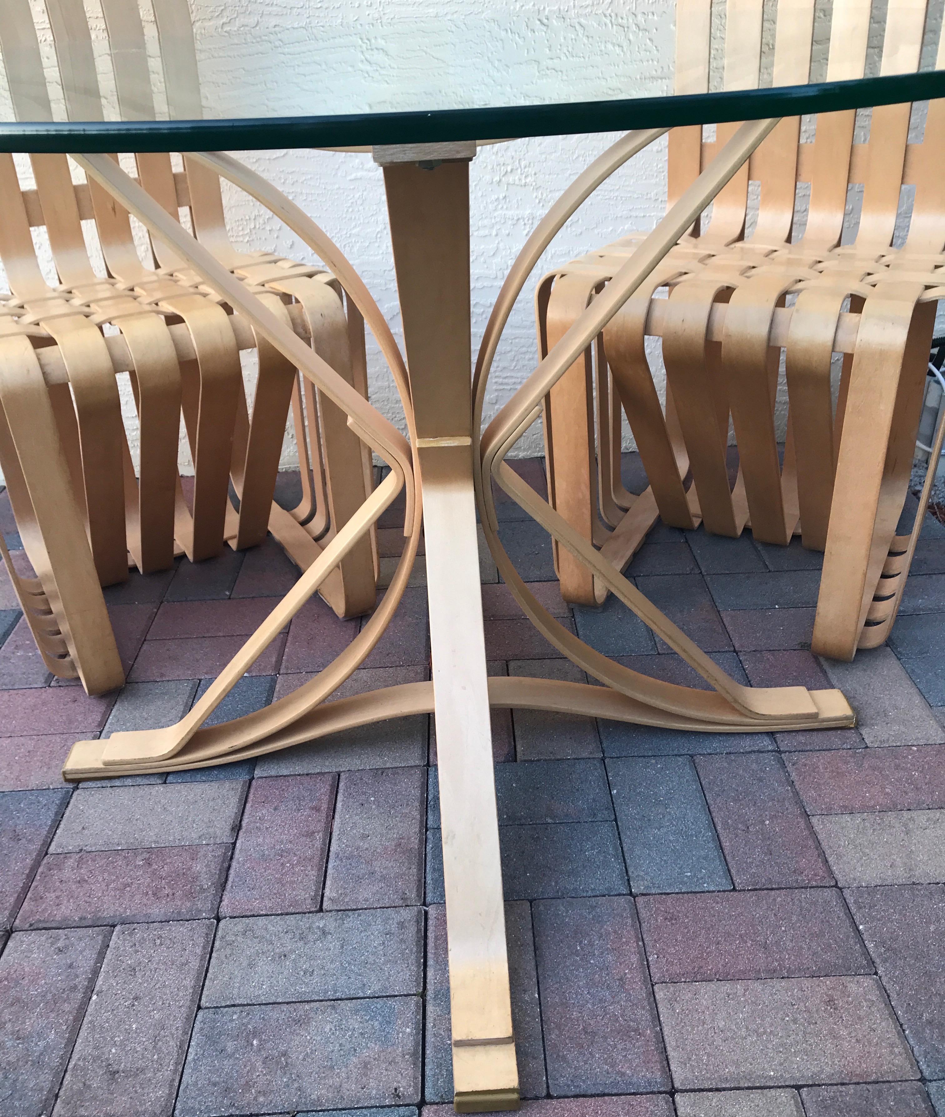 American Frank Gehry Face Off Table and Set of Four High Sticking Chairs for Knoll