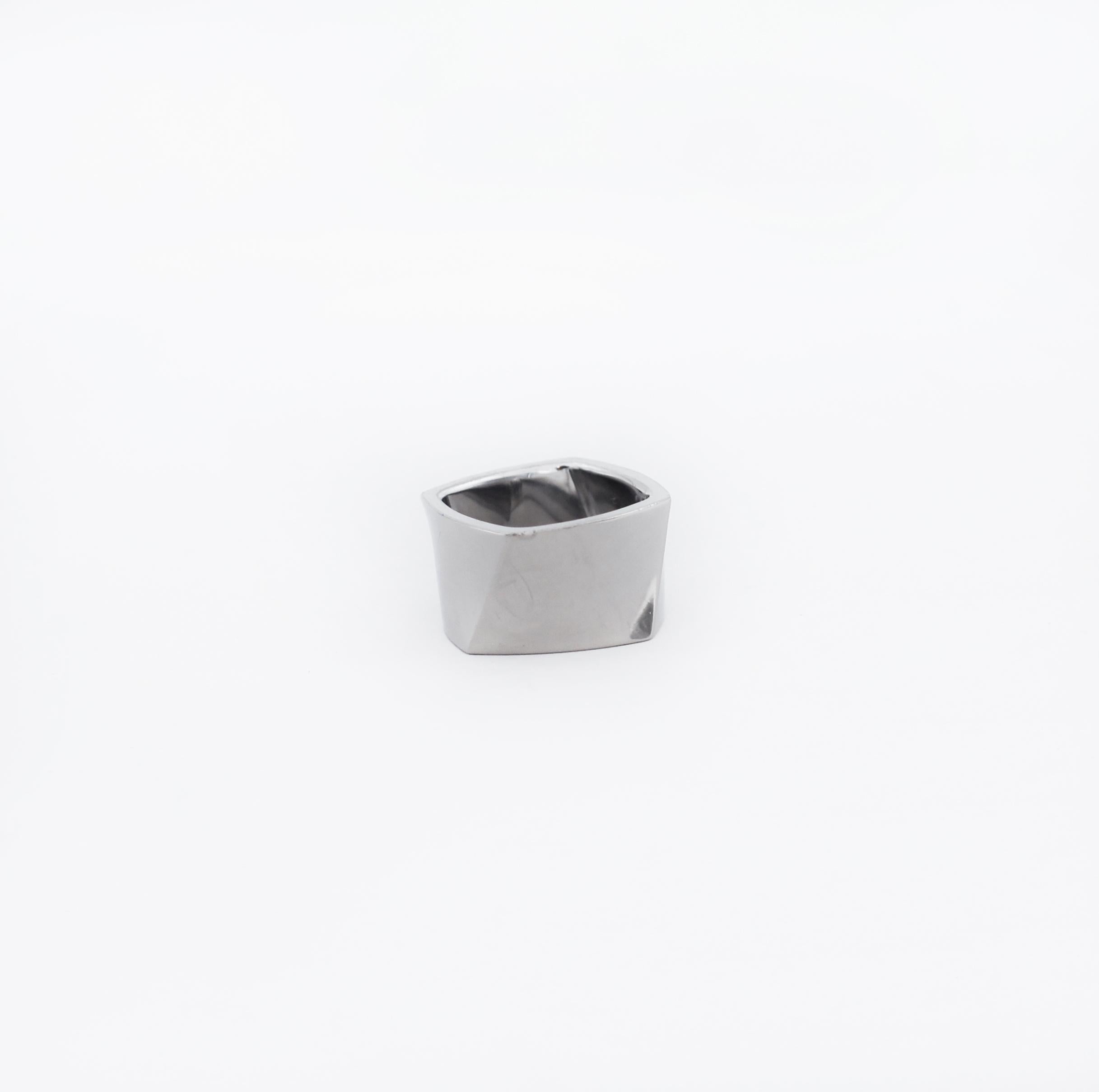 TIFFANY & Co.
Frank Gehry
Torque RIng
Stylized wide band ring
Slightly twisted sides create four dynamic and brightly polished surfaces
Hallmarked: T & Co. Gehry 750
Circa: Approx. 2006
18K White Gold
Ring Size: 6.5 US
Approx. Measures: 12 mm wide