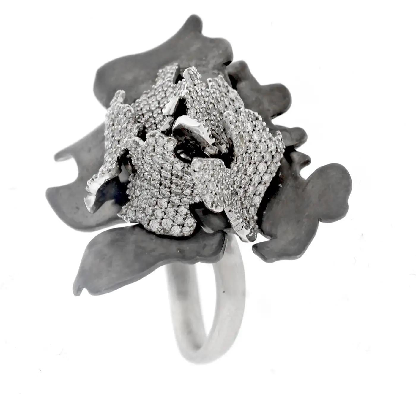 Frank Gehry for Tiffany & Co. Black Floral 3-D Diamond Ring In Good Condition For Sale In MIAMI, FL