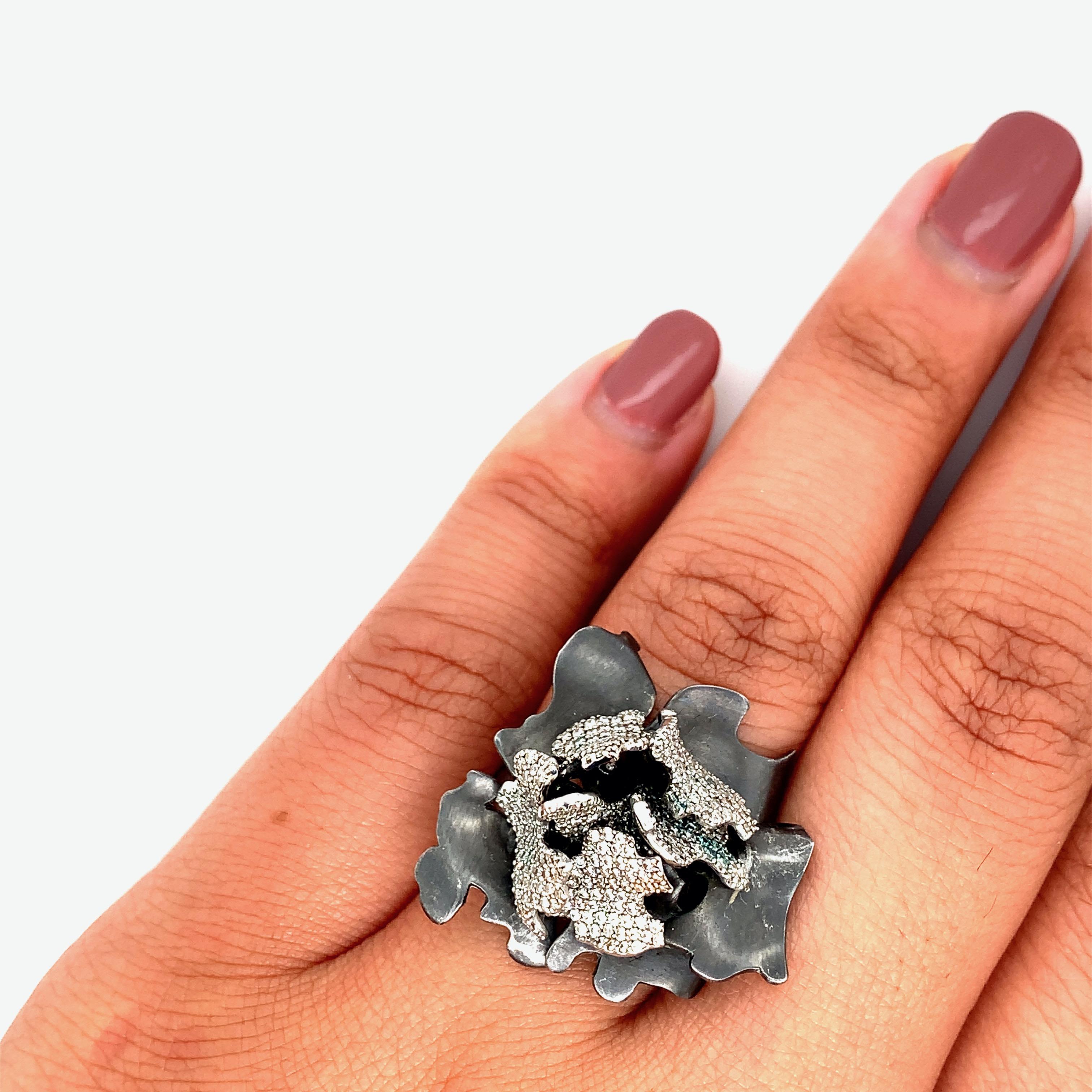 Frank Gehry for Tiffany & Co. Anillo de diamantes flor negra 6