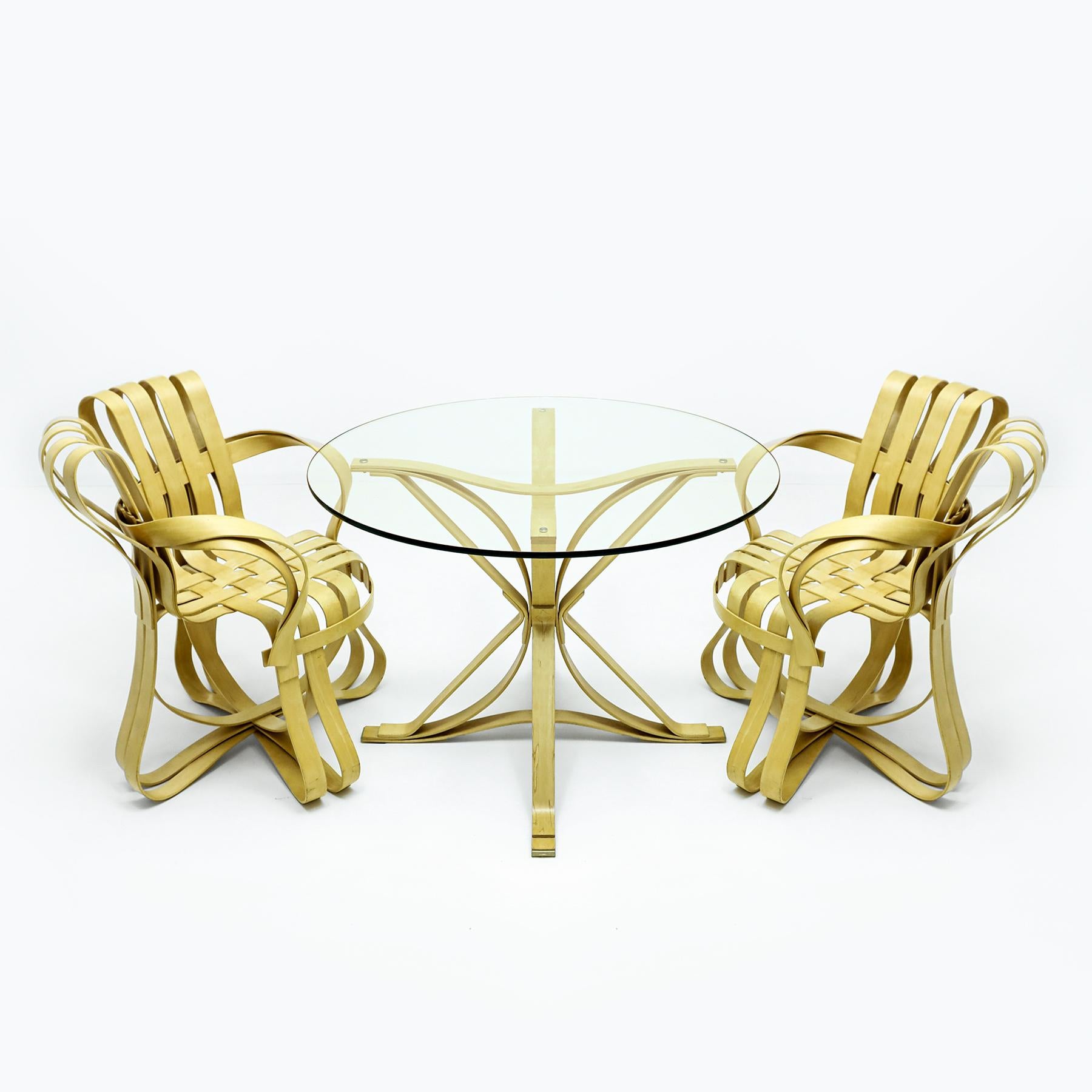 Ensemble compact de salle à manger Frank Gehry comprenant deux chaises Cross Check en bois d'érable cintré assorties à une table de salle à manger Face Off en érable et en verre fabriquée par Knoll International.

Conçues à la fin des années 80,