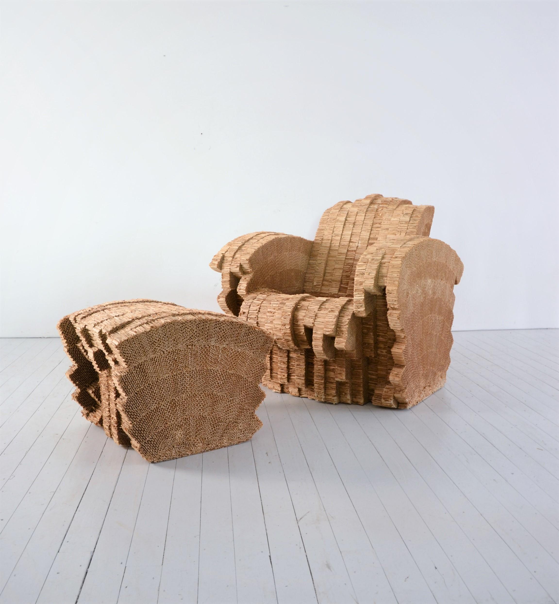 Sessel und Ottomane aus laminiertem und geschnittenem Karton, entworfen vom bekannten Architekten Frank O. Gehry und hergestellt von VITRA - Auflage 100 Stück.
Beide Stücke sind mit einer Messing-Signatur versehen und von Vitra nummeriert.