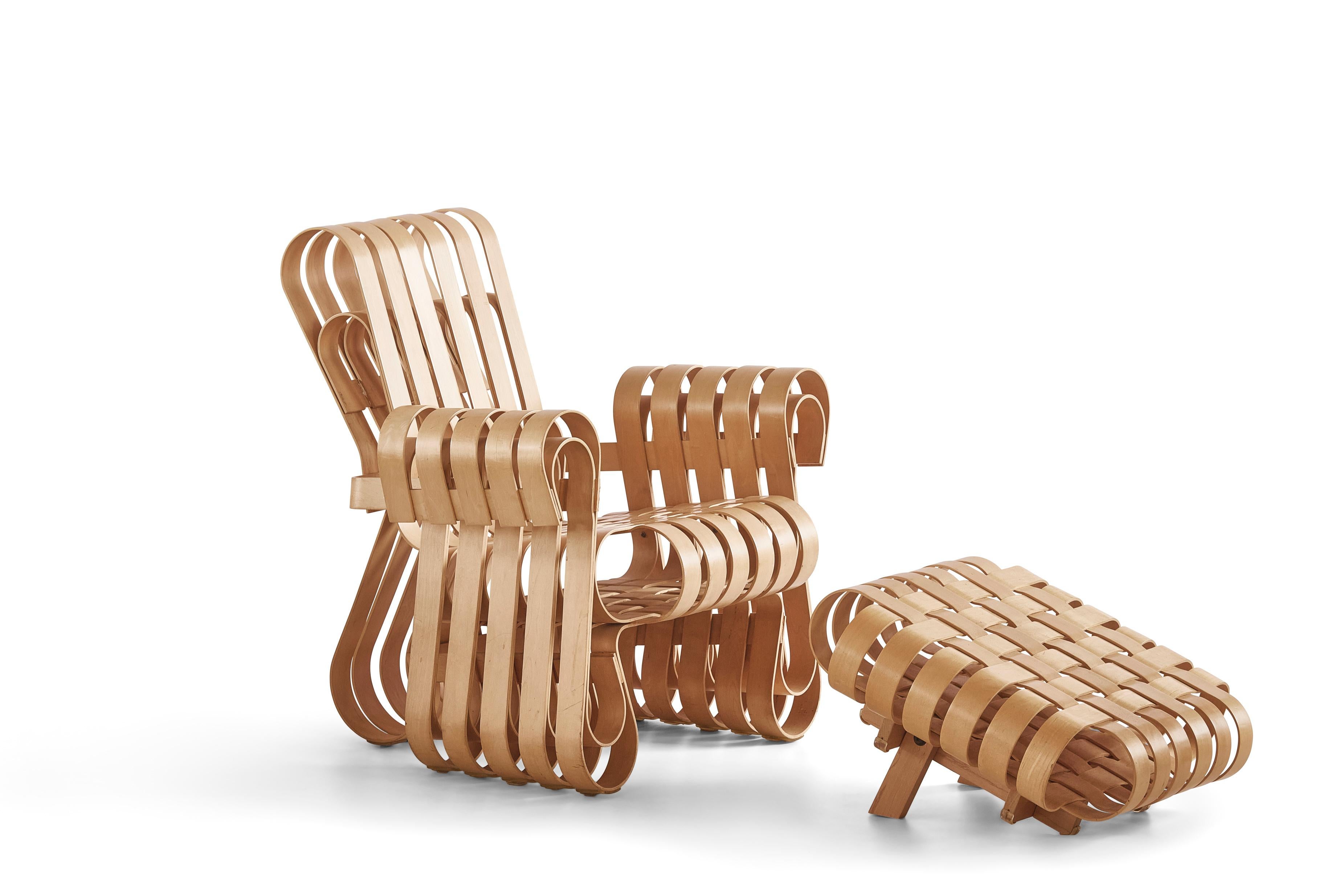 Sedia e pouf Power Play disegnati da Frank Gehry per Knoll.    
Ispirato dalla sorprendente forza delle cassette di mele su cui giocava da bambino, Frank Gehry ha creato la sua originalissima collezione di mobili in legno curvato. I disegni a nastro