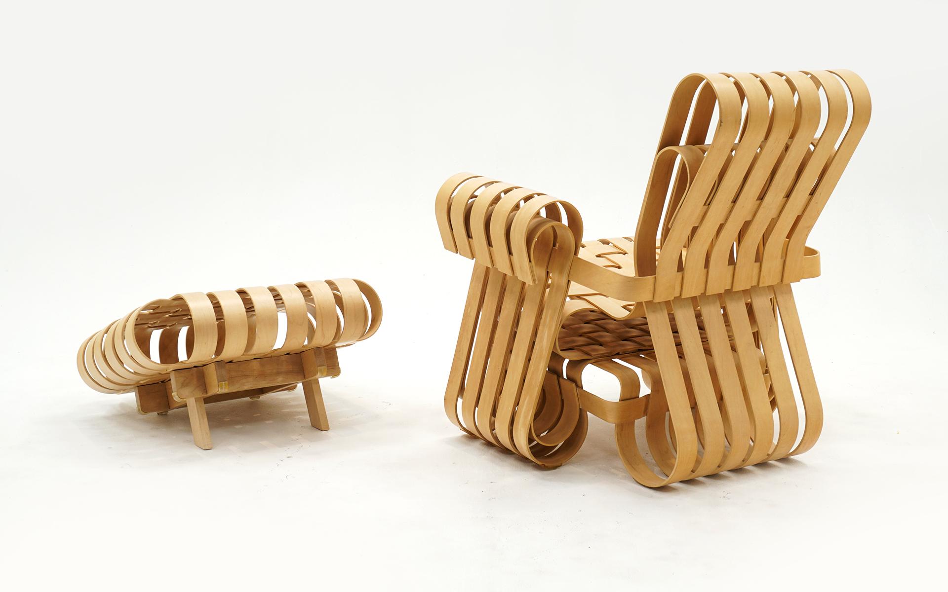 Frank Gehry Power Play-Stuhl und Ottomane für Knoll, signiert, guter Zustand (Postmoderne) im Angebot