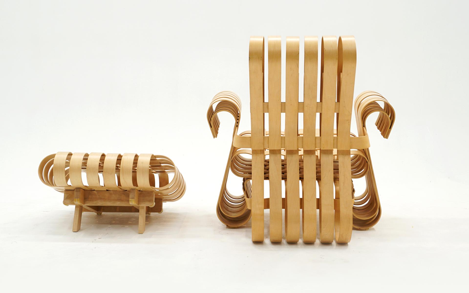 Frank Gehry Power Play-Stuhl und Ottomane für Knoll, signiert, guter Zustand (amerikanisch) im Angebot