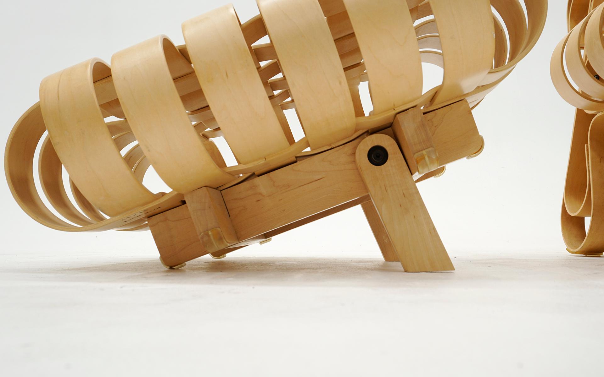 Frank Gehry Power Play-Stuhl und Ottomane für Knoll, signiert, guter Zustand im Angebot 1