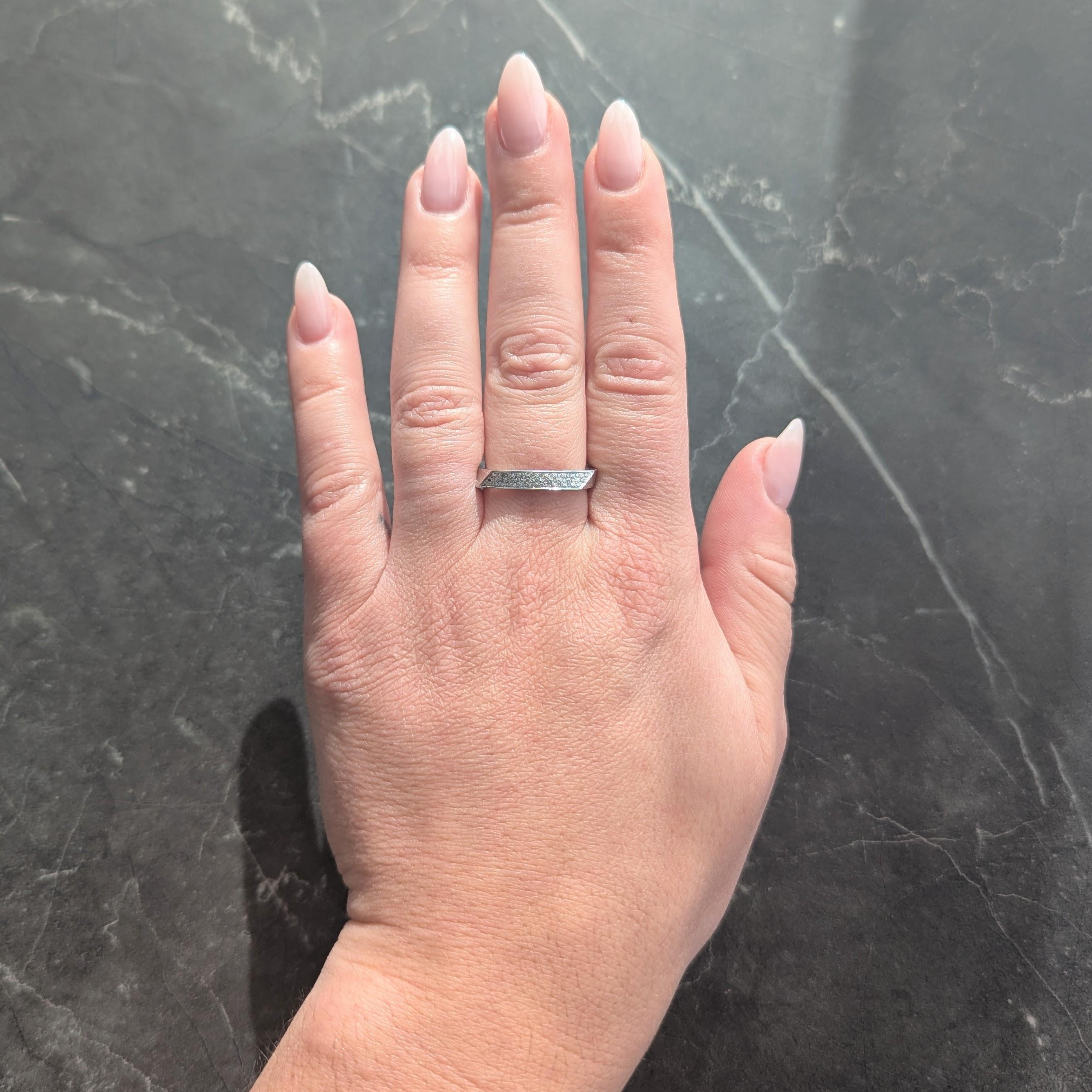 Progettato come una fascia a forma di quadrato rotante con bordi curvi.
Un lato è incastonato con diamanti rotondi taglio brillante.
Pesa circa 0,24 carati in totale
Occhi puliti e luminosi
Completato da una finitura ad alta lucentezza
Timbrato per