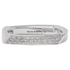 Frank Gehry for Tiffany 
Co. 1990, anello con diamante in oro bianco 18 carati a forma di torque quadrato