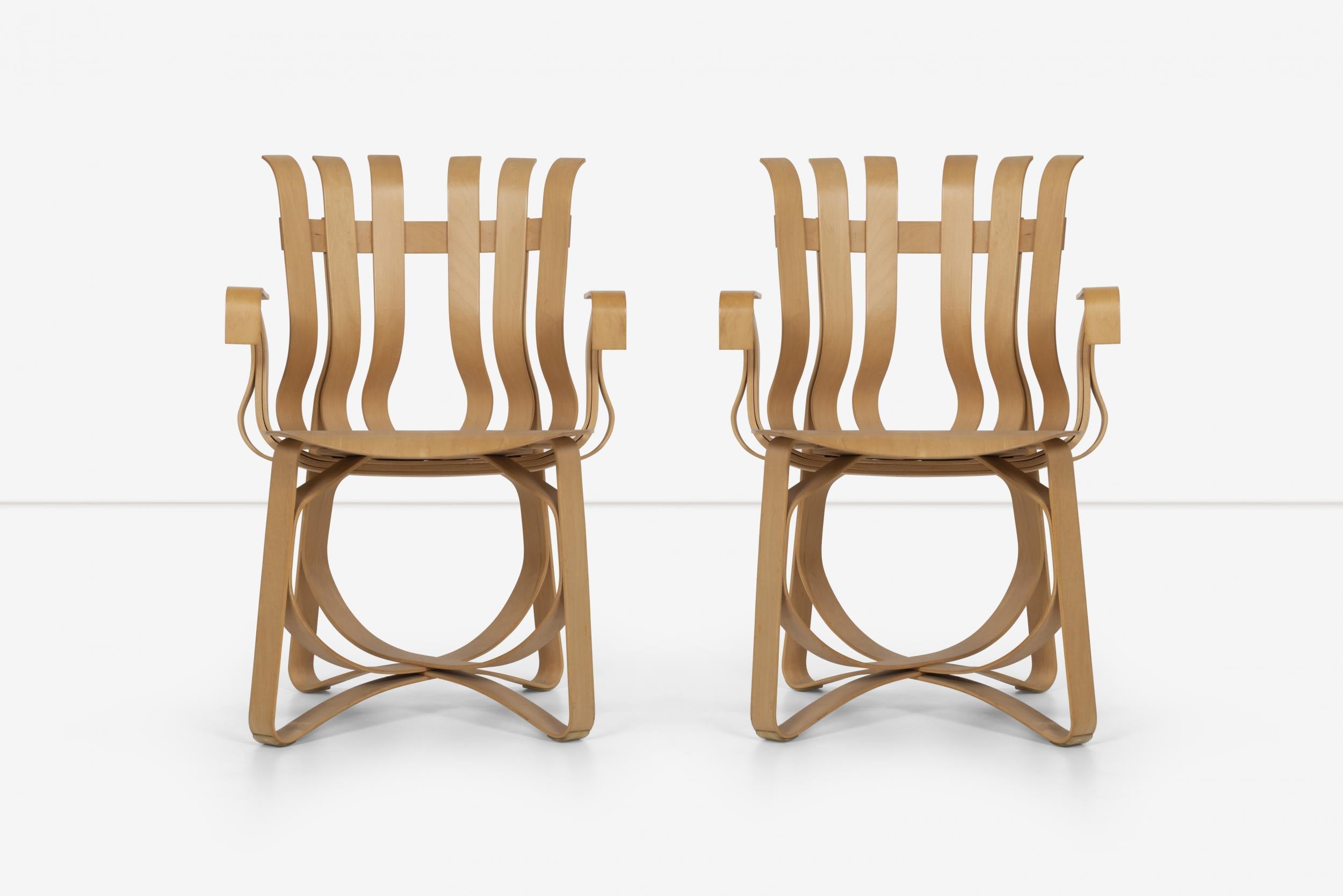 Die Hattrick-Sessel von Frank Ghery für Knoll, Bugholzmöbel, die vom einfachen Scheffelkorb inspiriert sind.
Zitate von Gehry: 