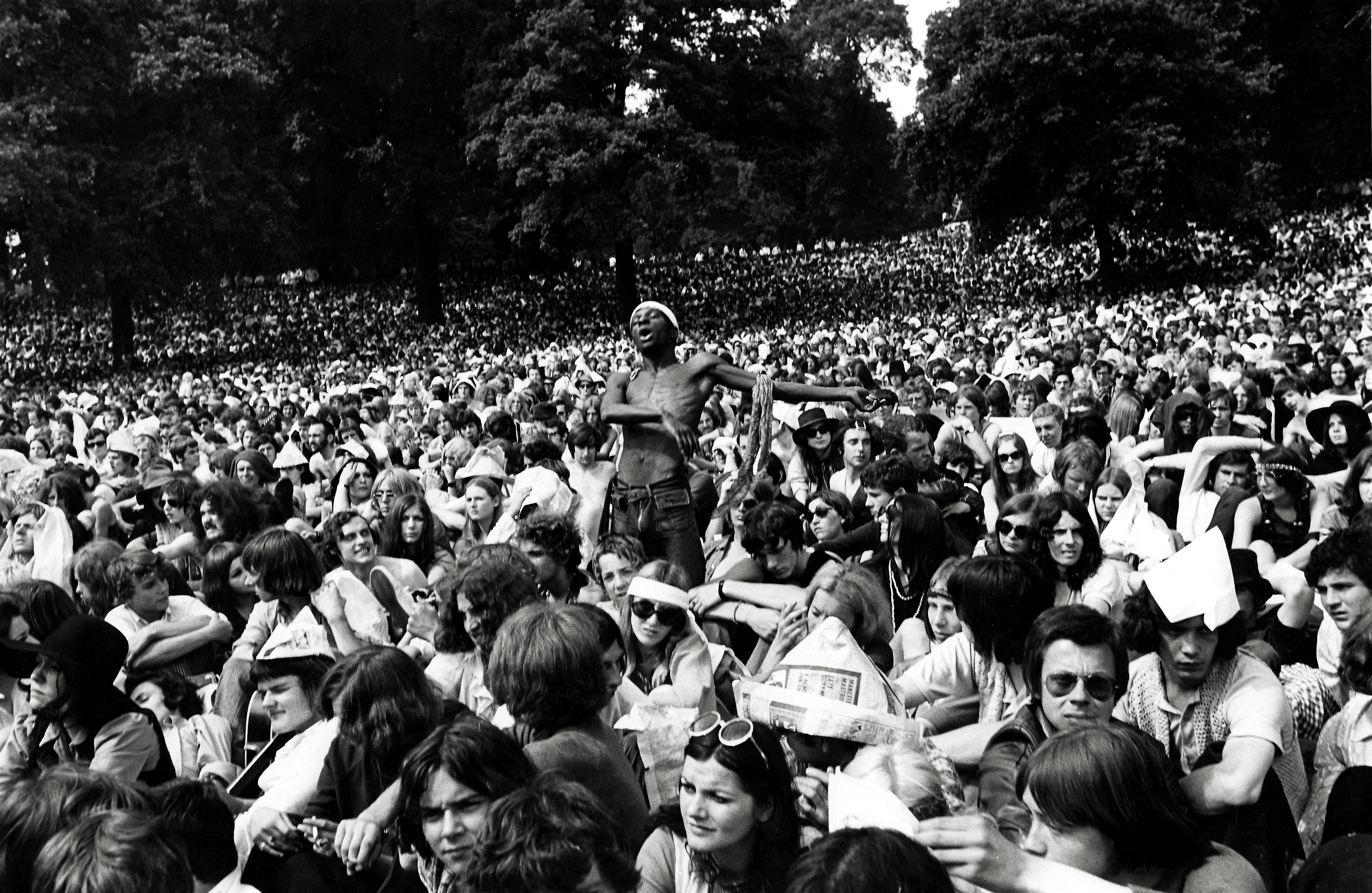 Et la foule est devenue folle : Concert des Stones, Hyde Park, 1969 - Frank Habicht
Signé, inscrit avec le titre et 'London Permissive Sixties', et numéroté sur l'étiquette du photographe apposée au verso
16 x 20 pouces
Tirage à la gélatine