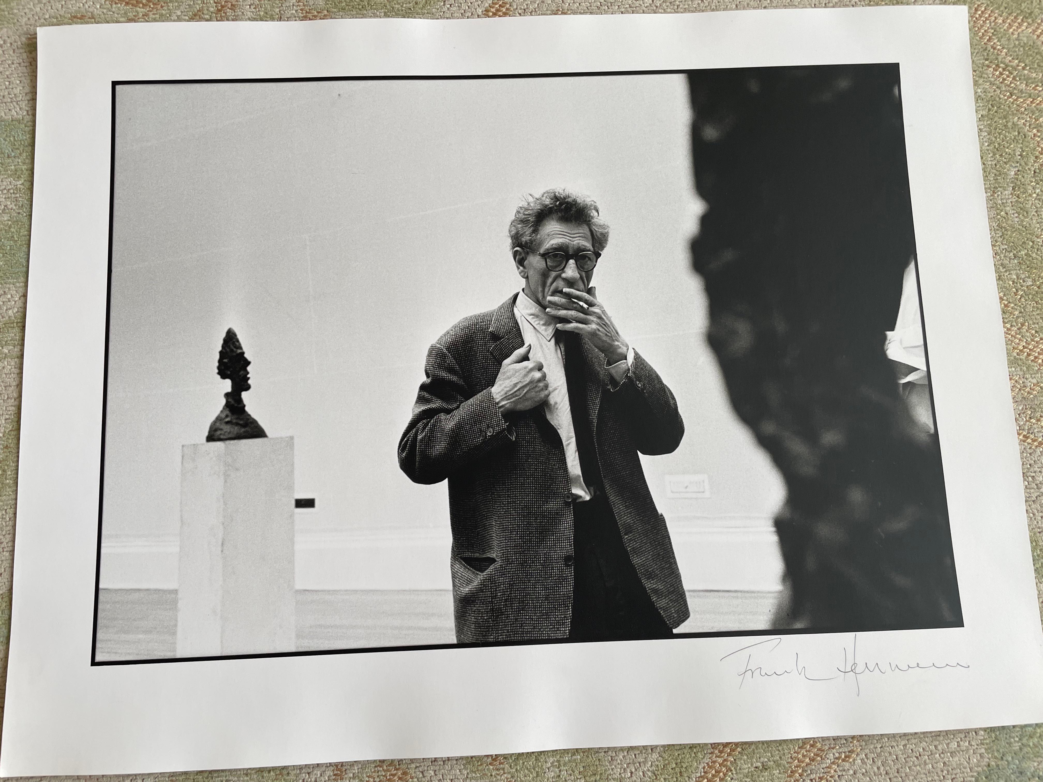 Frank Herrmann è stato inviato alla TATE Gallery per fotografare Alberto Giacometti mentre osservava la sua mostra retrospettiva del 1980, in esclusiva per il Sunday Times. 

formato carta 16 x 12, formato immagine 10 x 14 pollici.

La piega è