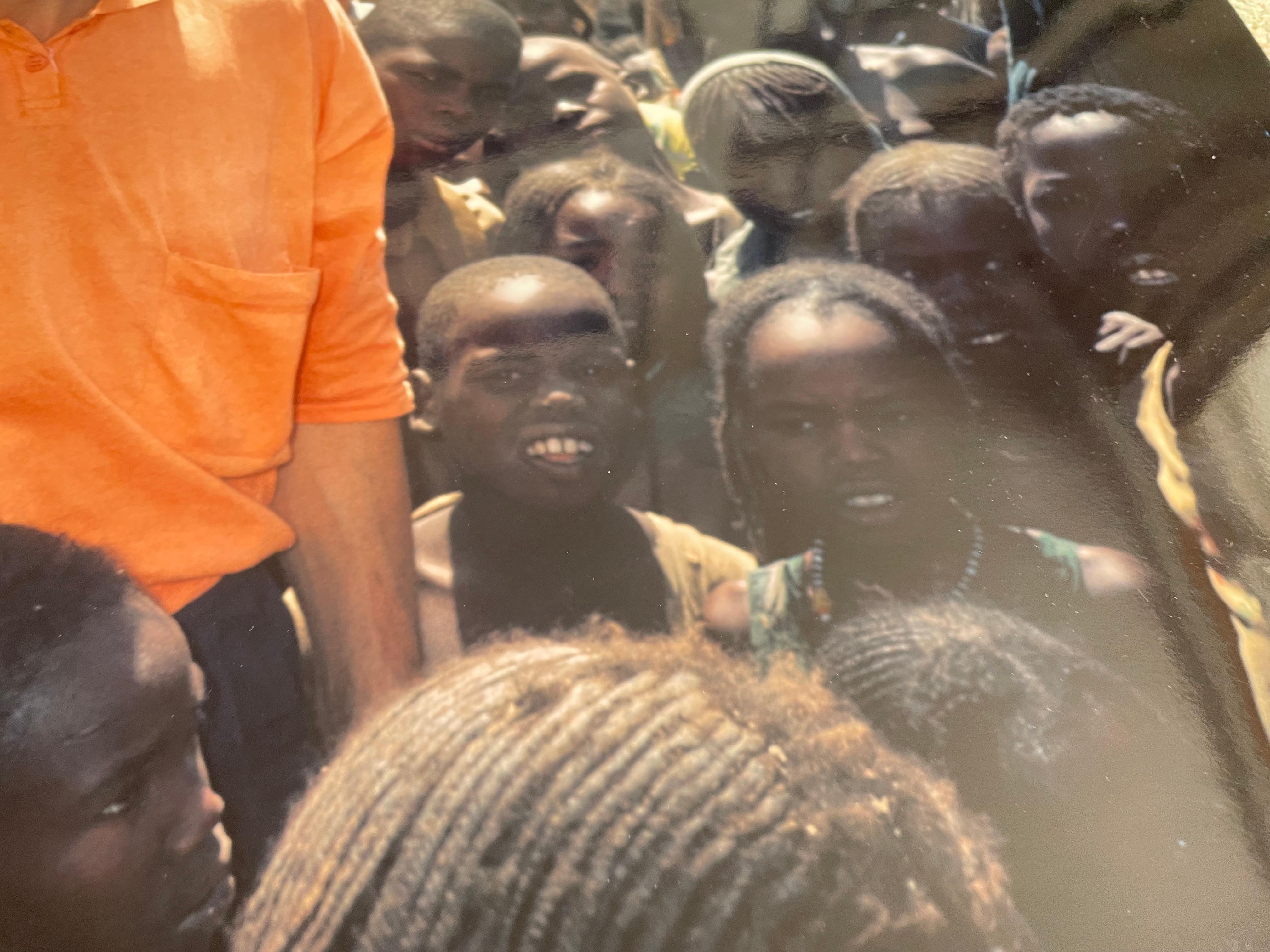 Bob Geldof in Africa fotografia a colori 16x12 - Photograph Contemporaneo di Frank Herrmann