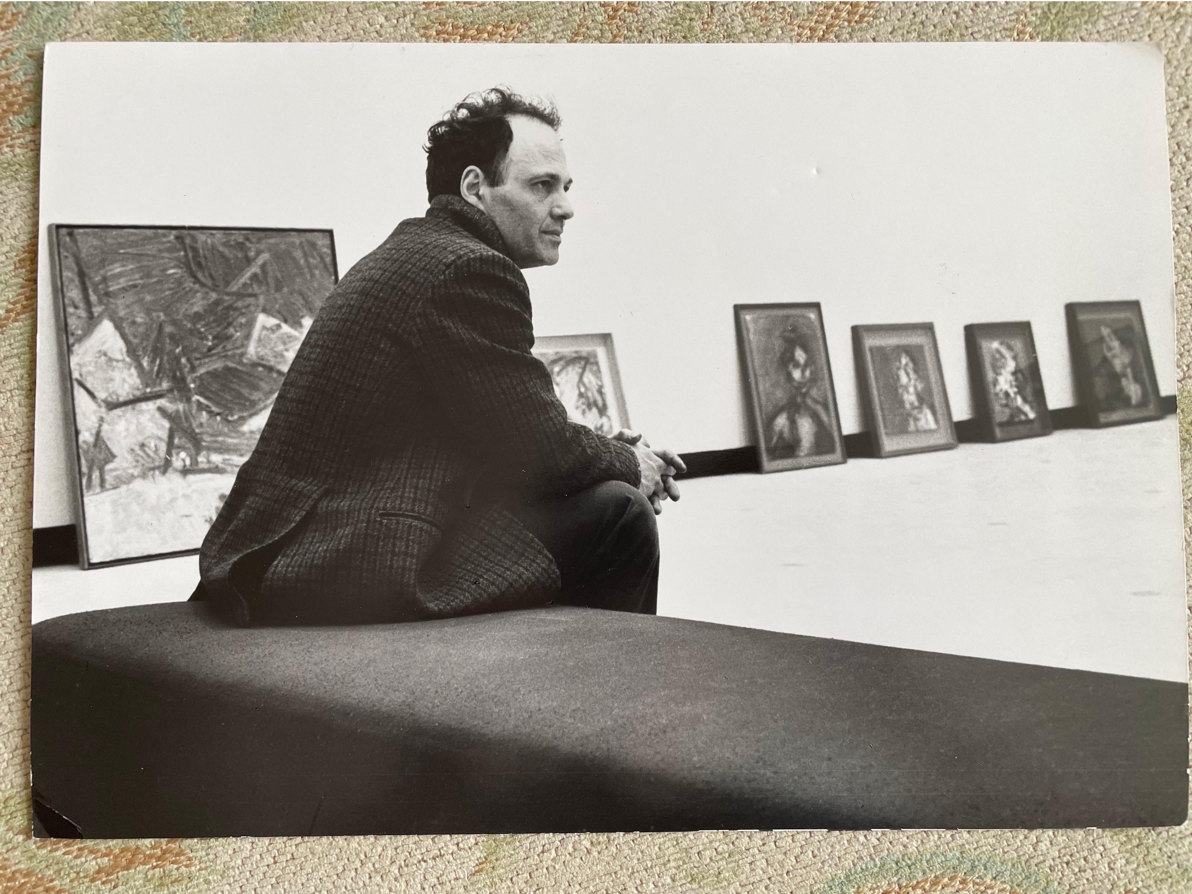 Frank Auerbach in der Tate Gallery 1980er Jahre b/w Silberdruck (Zeitgenössisch), Photograph, von Frank Herrmann