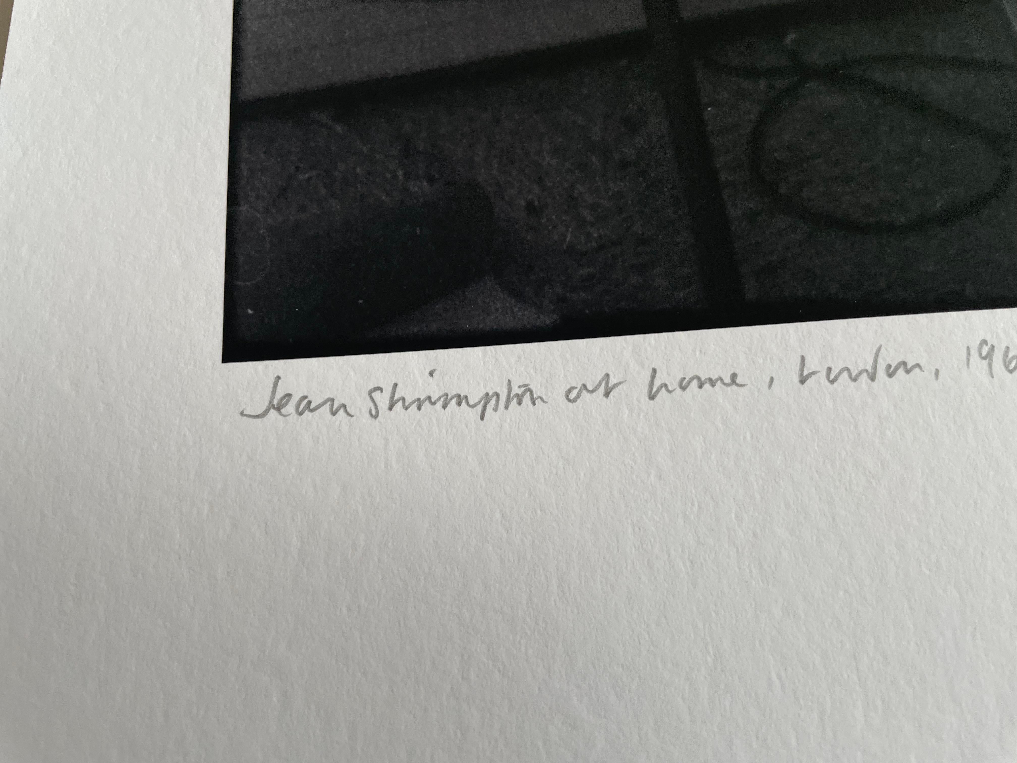 Jean Shrimpton a casa mentre prepara il tè Fotografia in b/n 17 x25 pollici in vendita 8