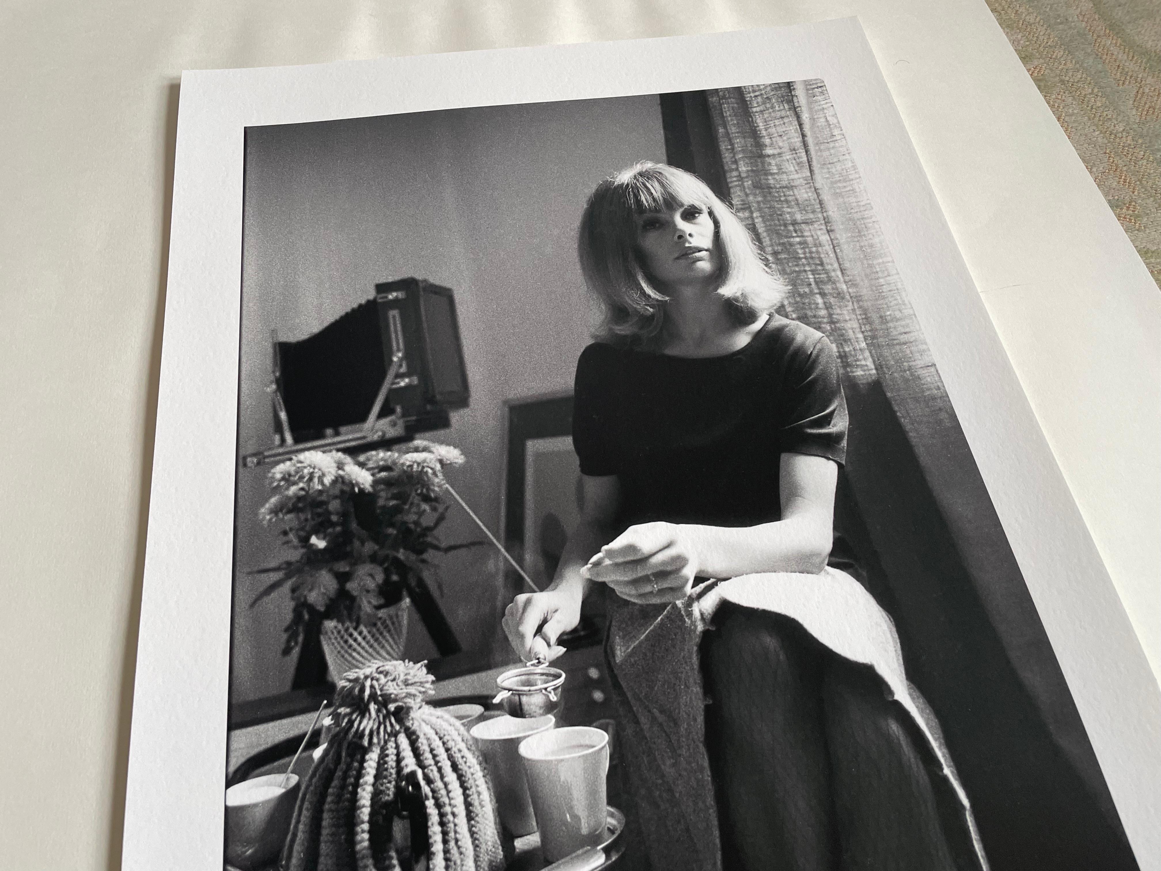 Jean Shrimpton a casa mentre prepara il tè Fotografia in b/n 17 x25 pollici - Photograph di Frank Herrmann