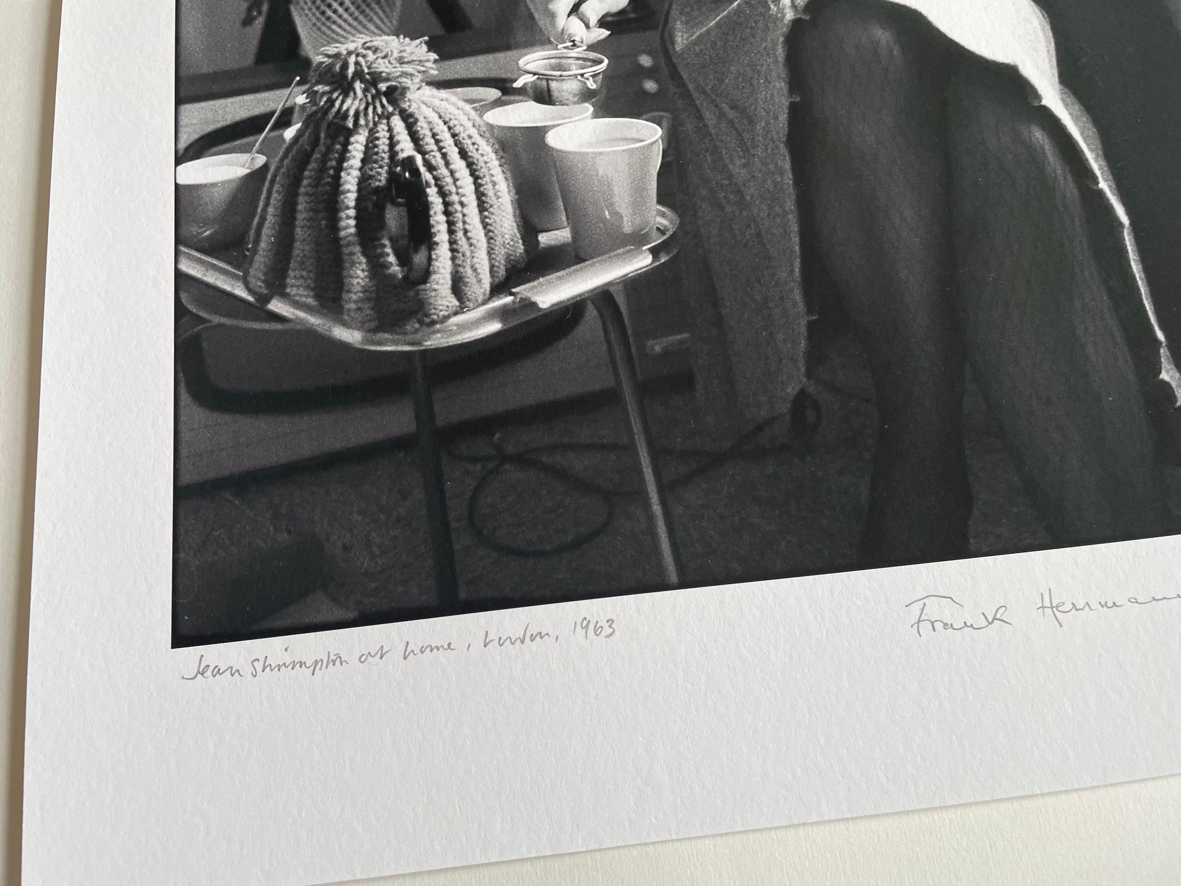 Jean Shrimpton a casa mentre prepara il tè Fotografia in b/n 17 x25 pollici - Photograph Contemporaneo di Frank Herrmann
