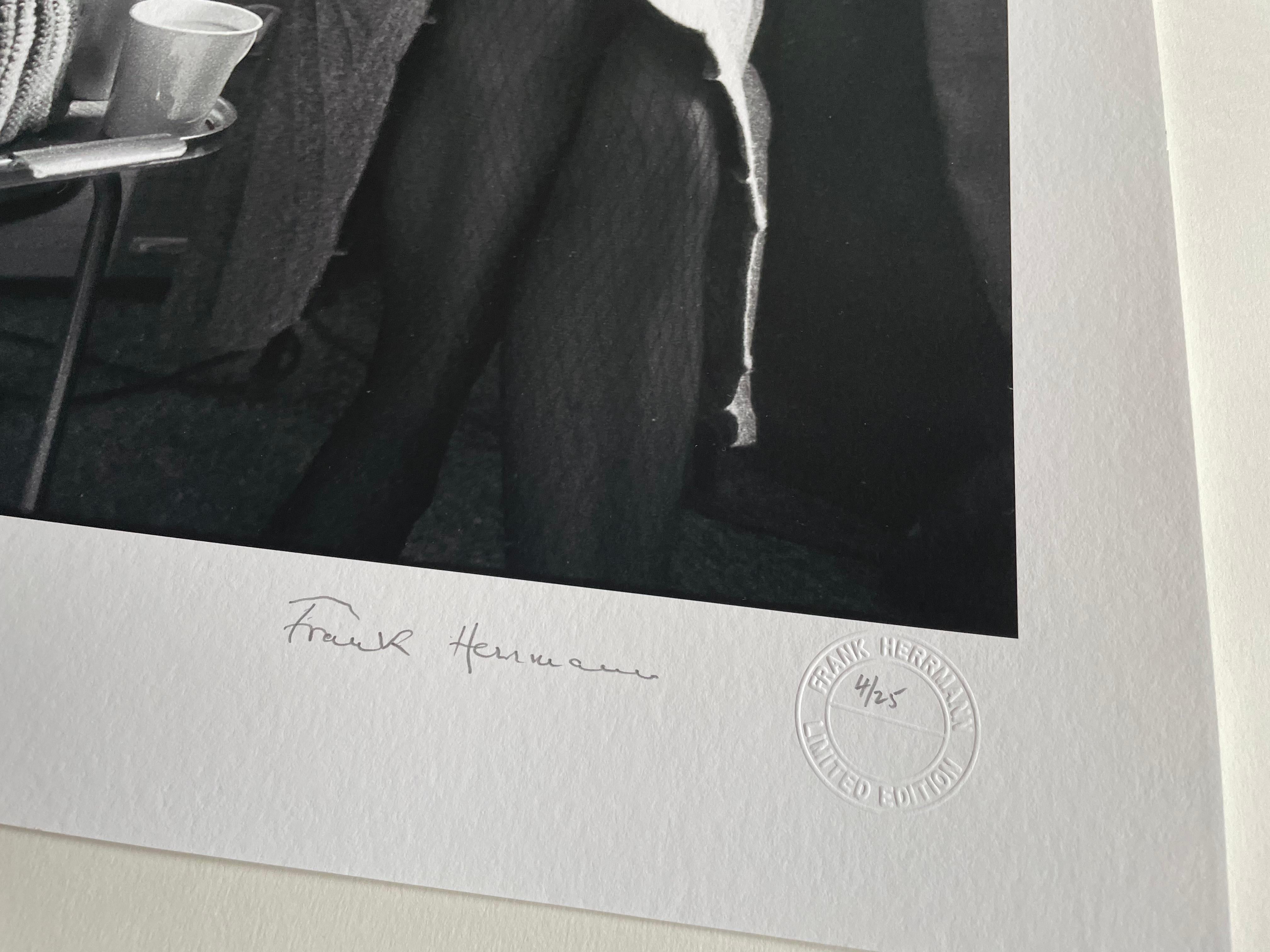Jean Shrimpton a casa mentre prepara il tè Fotografia in b/n 17 x25 pollici - Portrait Photograph Nero di Frank Herrmann