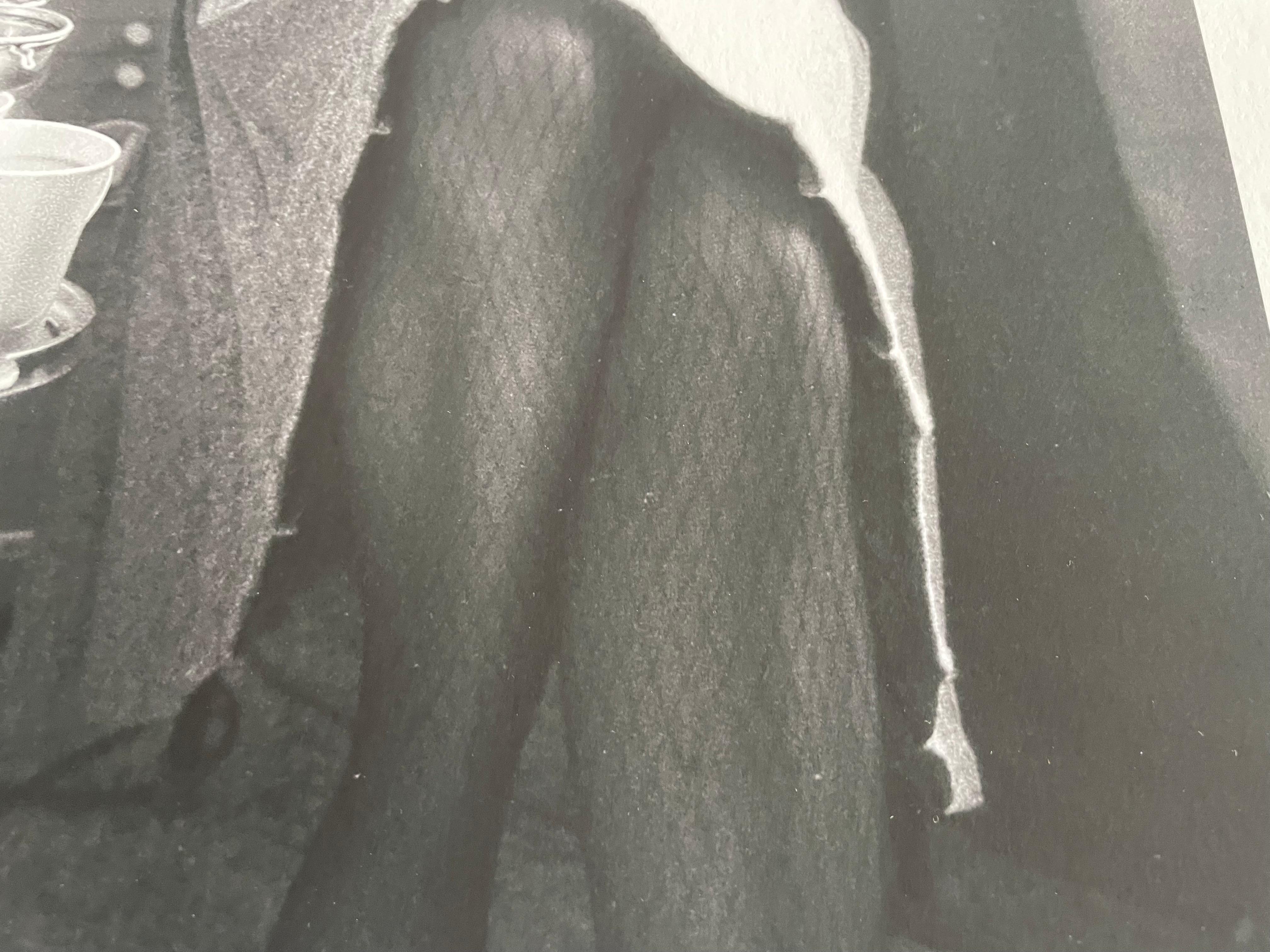 Jean Franks prepara il tè nel suo appartamento di Londra per il fidanzato David Bailey e il fotografo Frank Herrmann, che sta lavorando per il Sunday Times.

Questa stampa fa parte della pubblicazione di Frank Herrmann 
