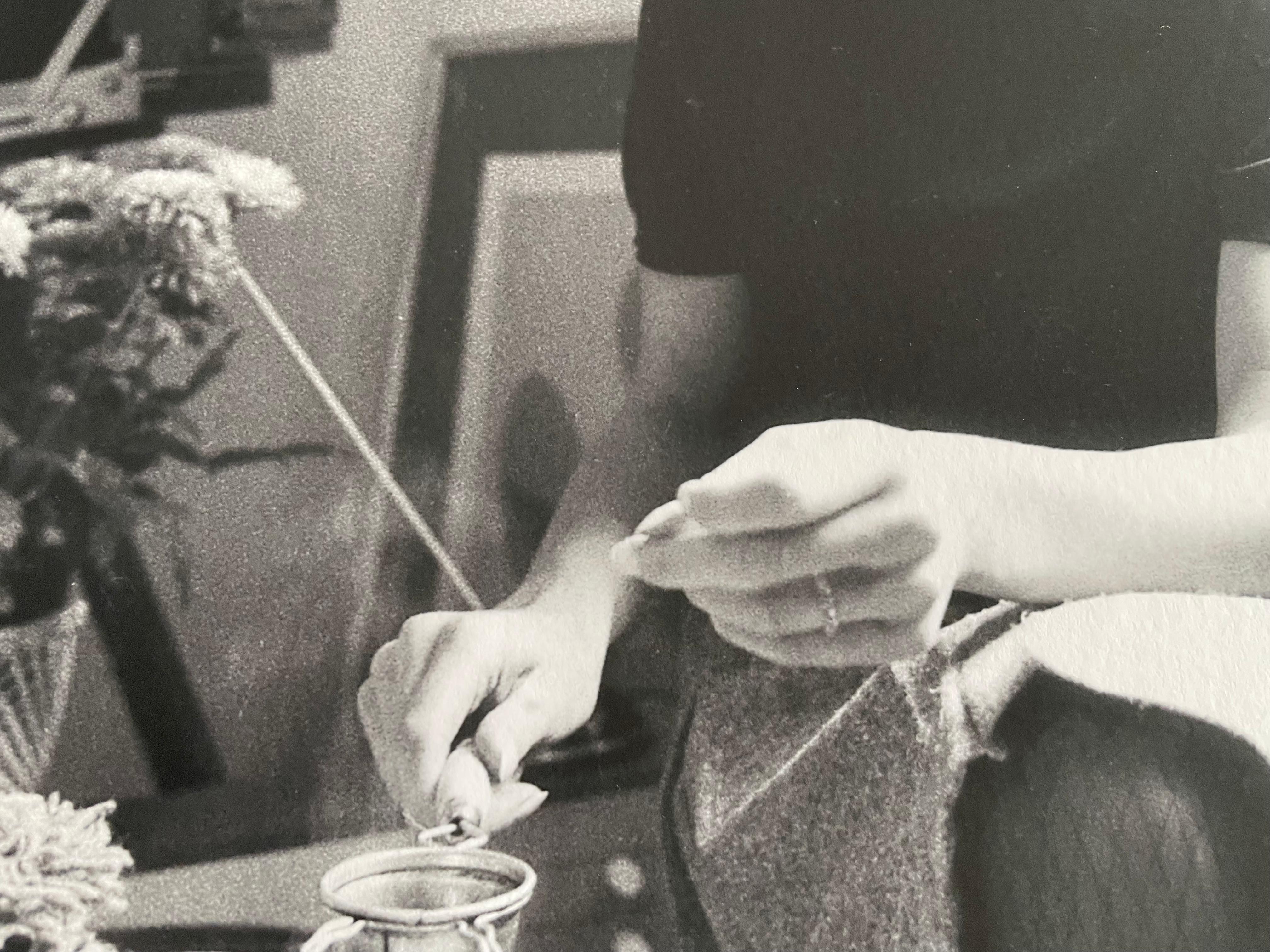 Jean Shrimpton a casa mentre prepara il tè Fotografia in b/n 17 x25 pollici in vendita 1