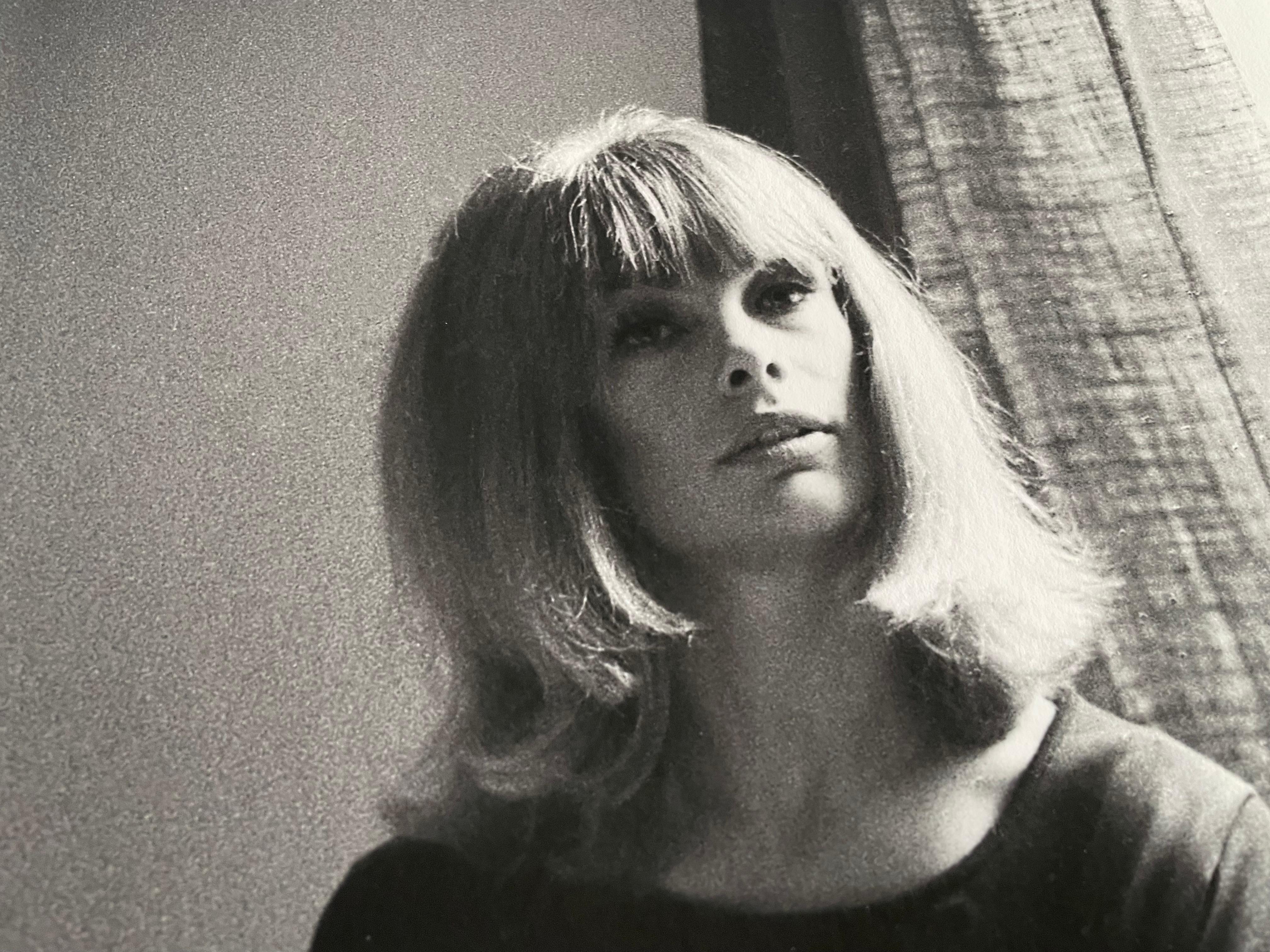 Jean Shrimpton a casa mentre prepara il tè Fotografia in b/n 17 x25 pollici in vendita 2