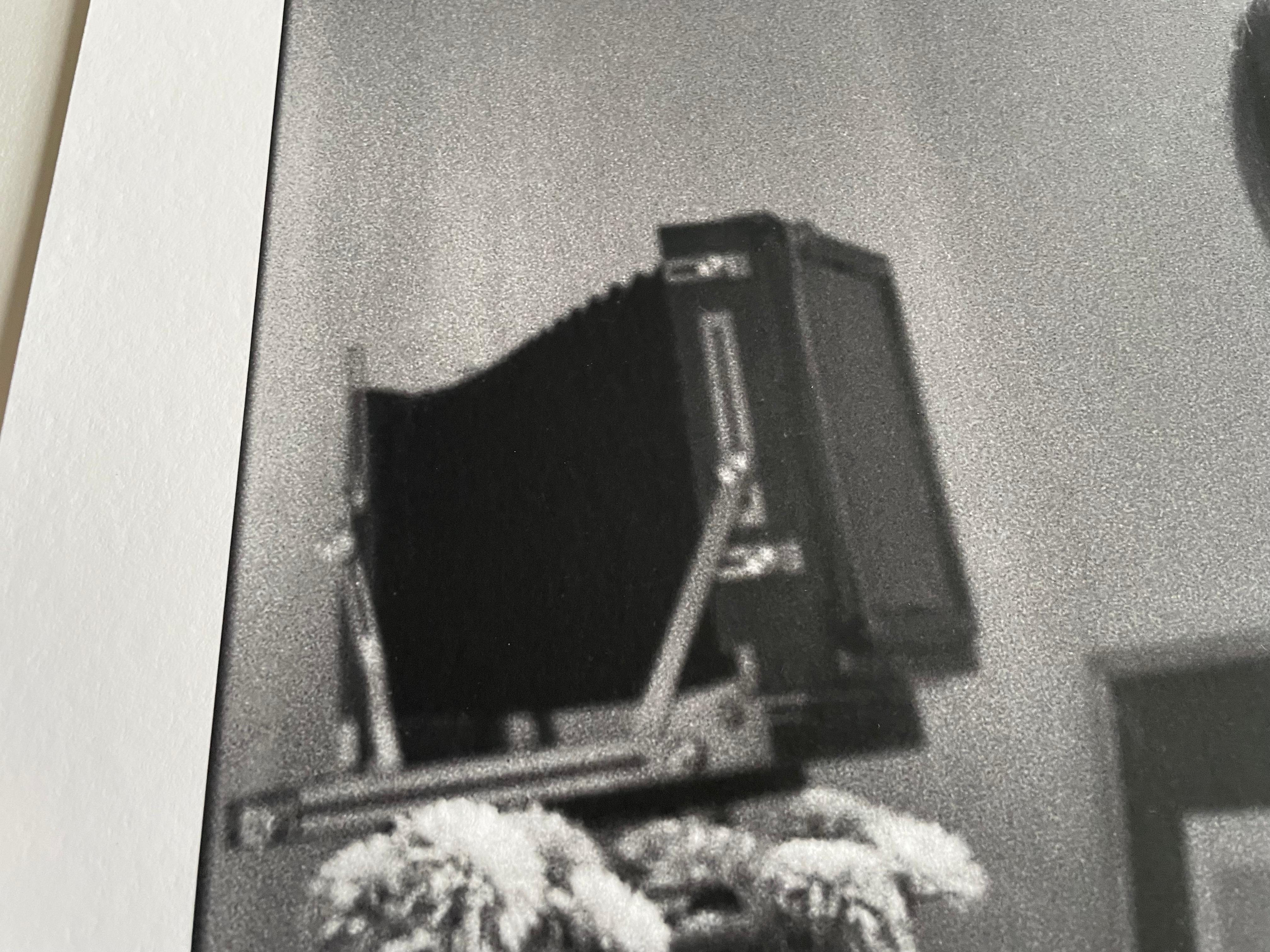 Jean Shrimpton a casa mentre prepara il tè Fotografia in b/n 17 x25 pollici in vendita 3