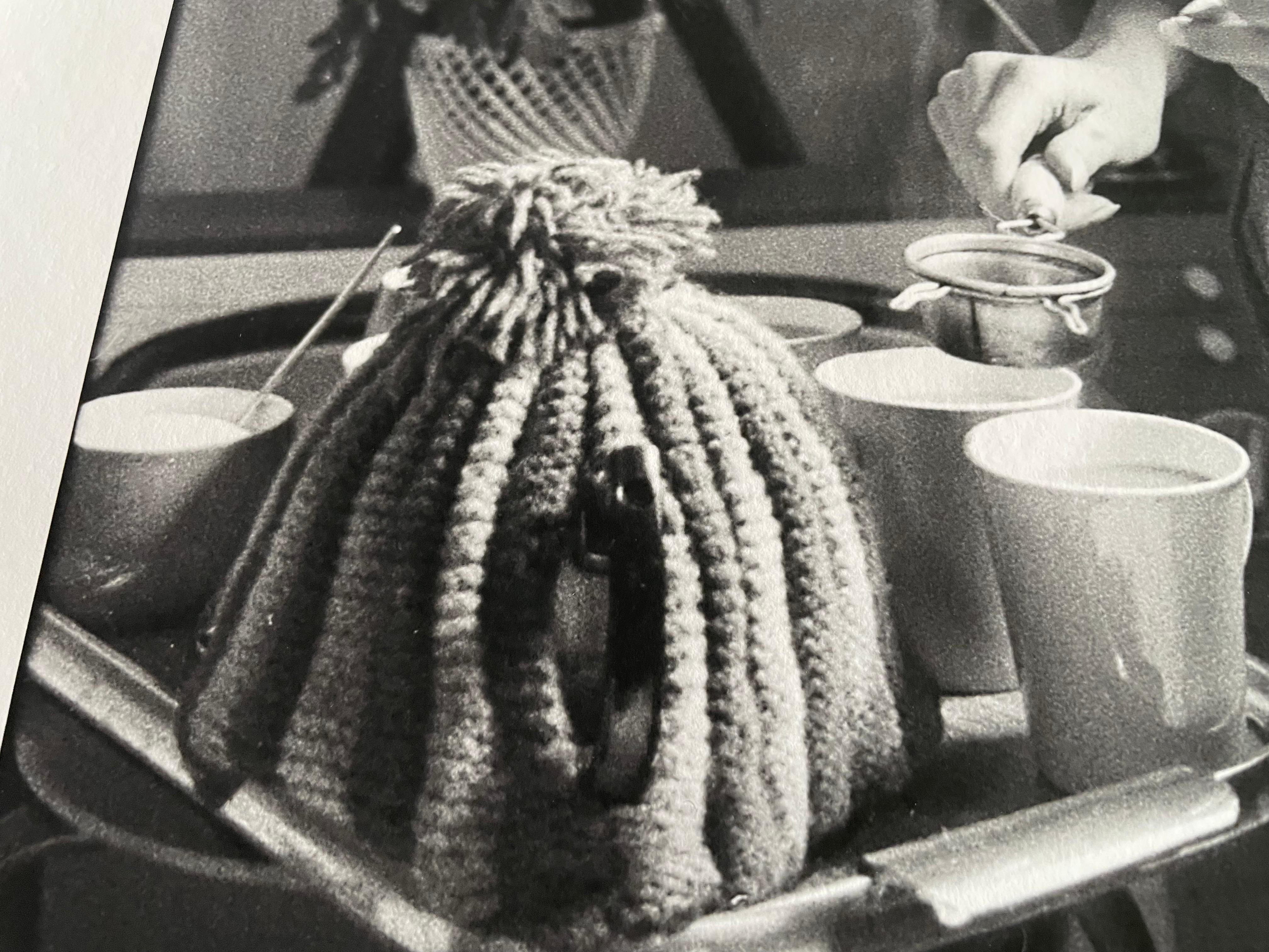 Jean Shrimpton a casa mentre prepara il tè Fotografia in b/n 17 x25 pollici in vendita 4
