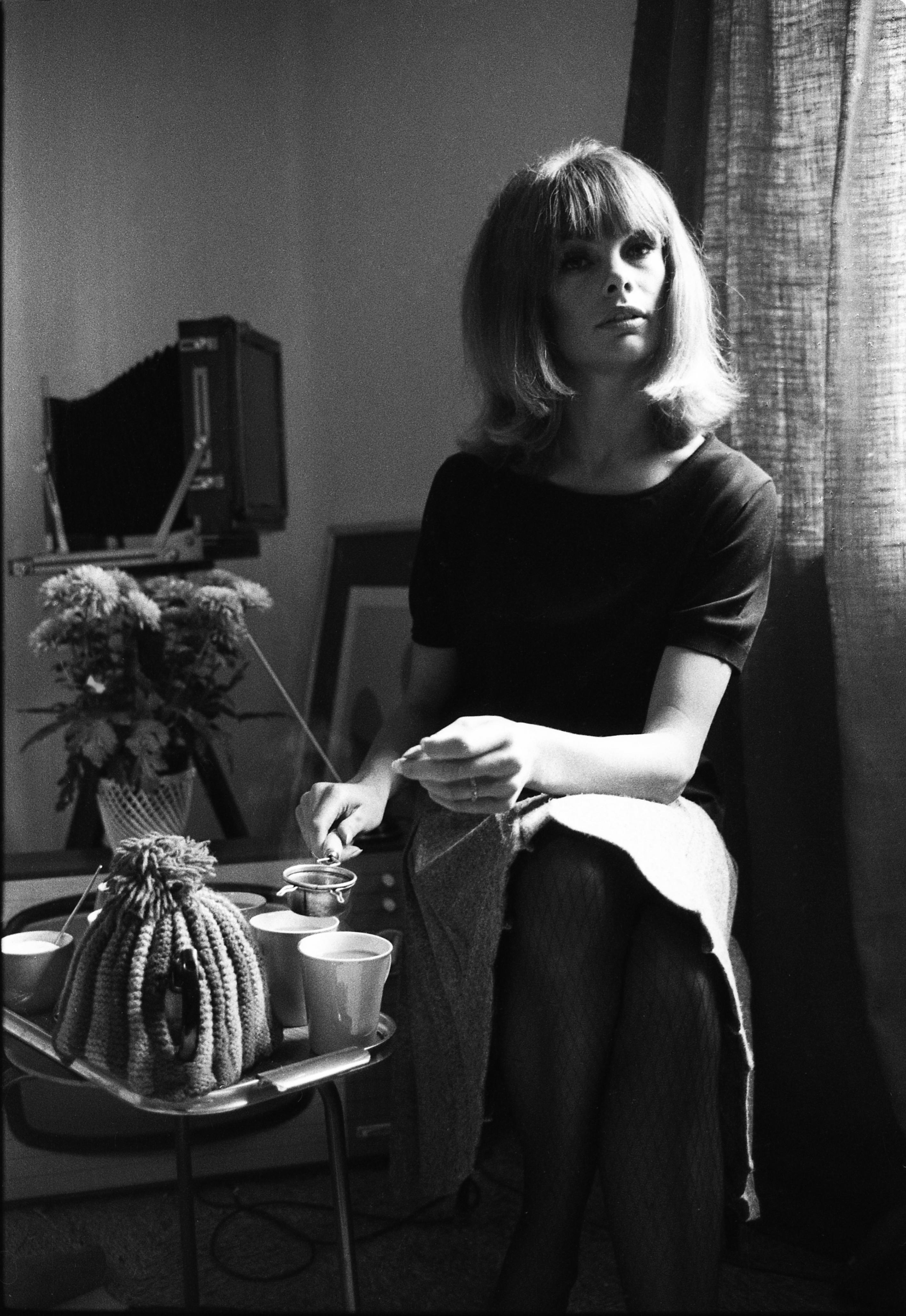 Portrait Photograph di Frank Herrmann - Jean Shrimpton a casa mentre prepara il tè Fotografia in b/n 17 x25 pollici