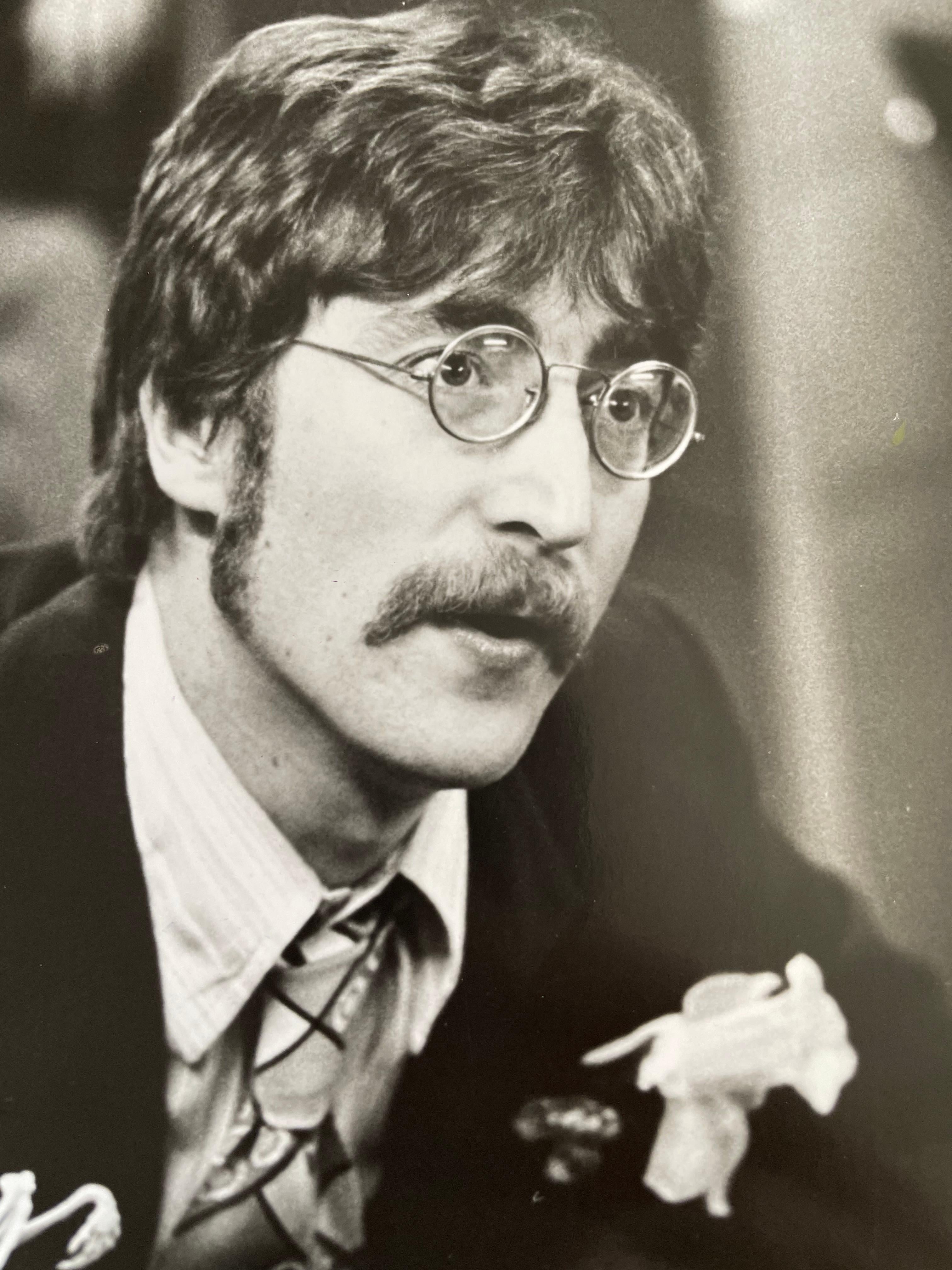 John Lennon agli Studi Abbey Rd 1967 b/n alla gelatina d'argento STAMPA A mano VINTAGE - Portrait Photograph Nero di Frank Herrmann