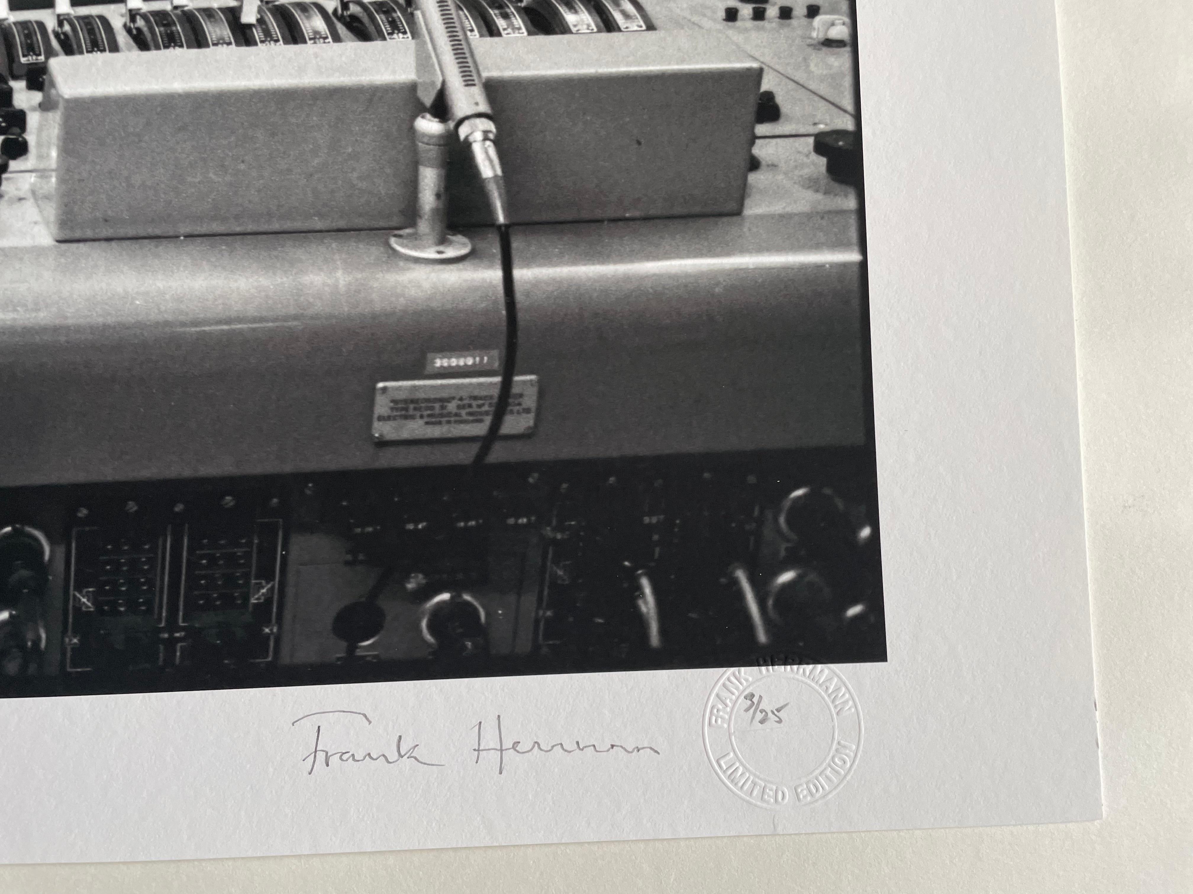 John Lennon negli Studio Abbey Rd  fotografia d'archivio in b/n 17 x 25 pollici in vendita 8
