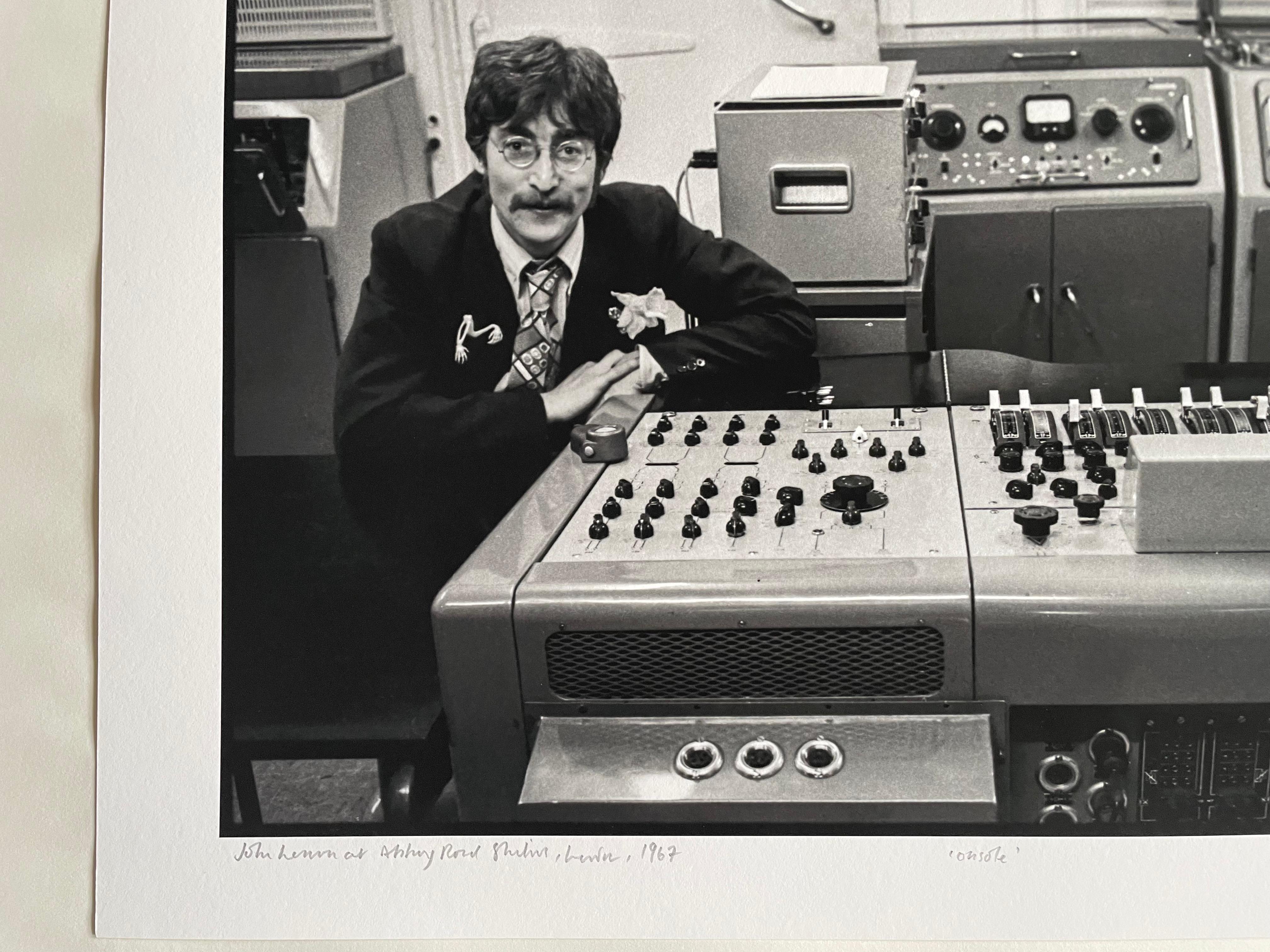 John Lennon negli Studio Abbey Rd  fotografia d'archivio in b/n 17 x 25 pollici in vendita 9