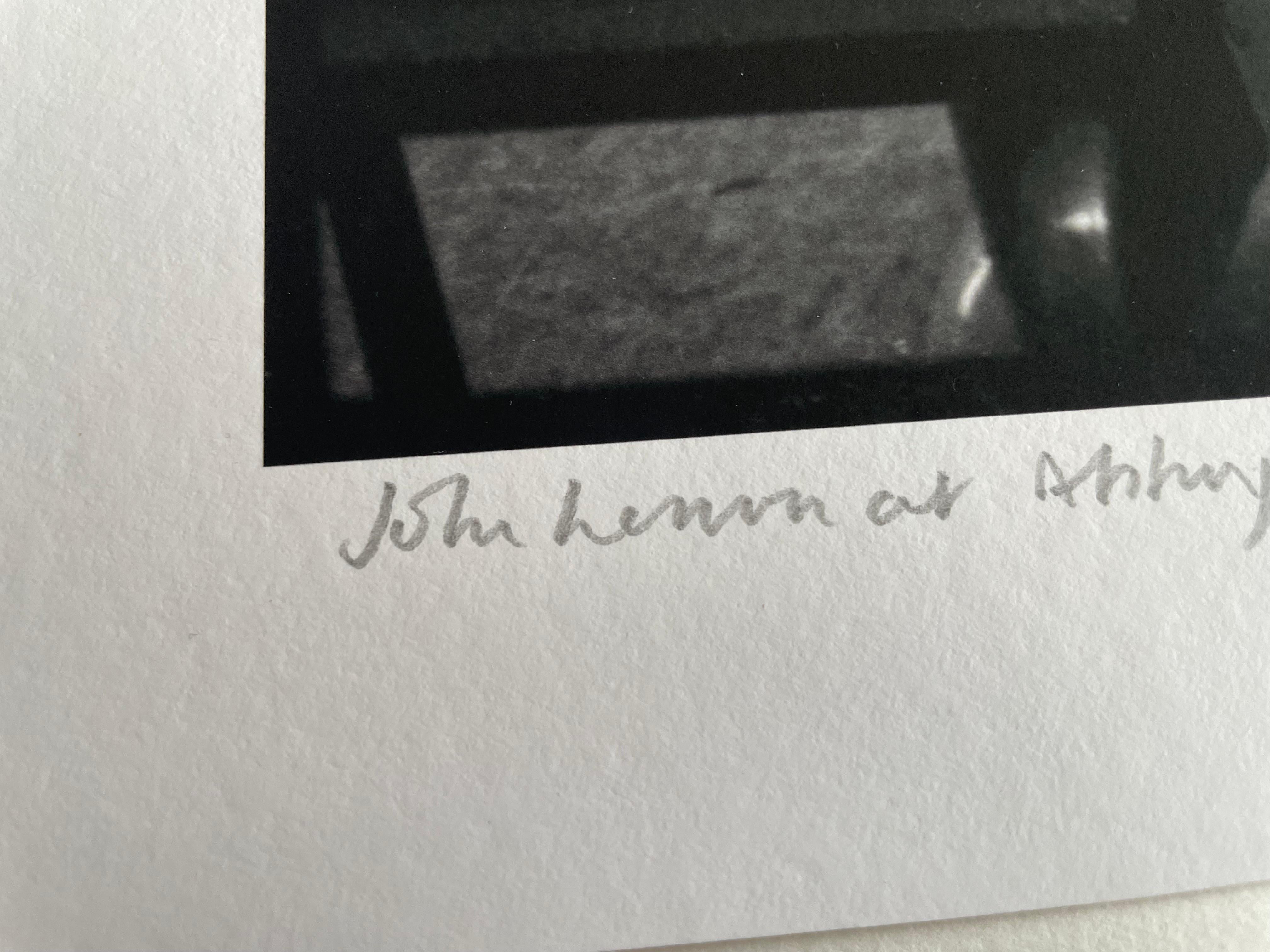 John Lennon negli Studio Abbey Rd  fotografia d'archivio in b/n 17 x 25 pollici - Portrait Photograph Nero di Frank Herrmann