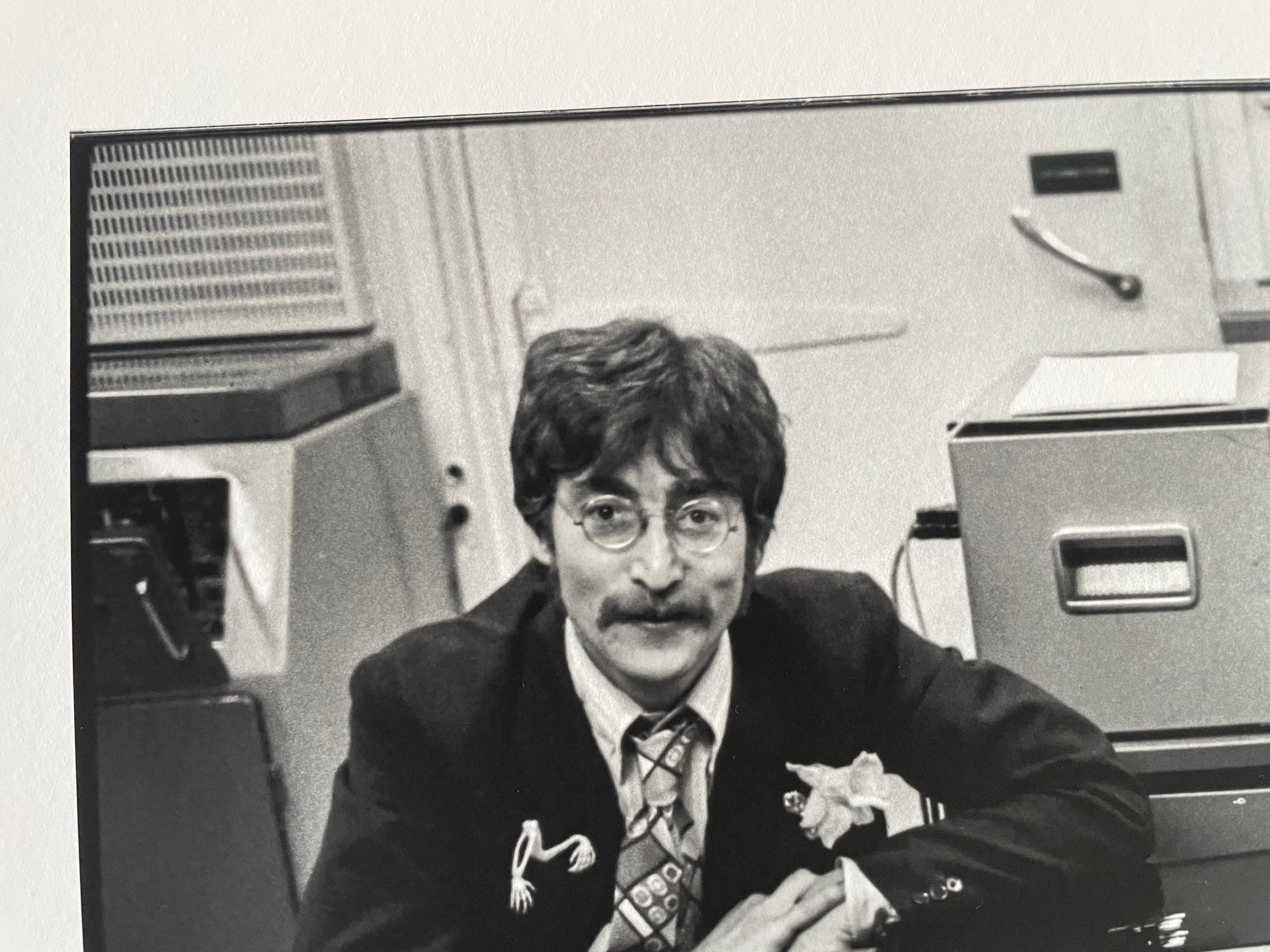 John Lennon negli Studio Abbey Rd  fotografia d'archivio in b/n 17 x 25 pollici in vendita 3