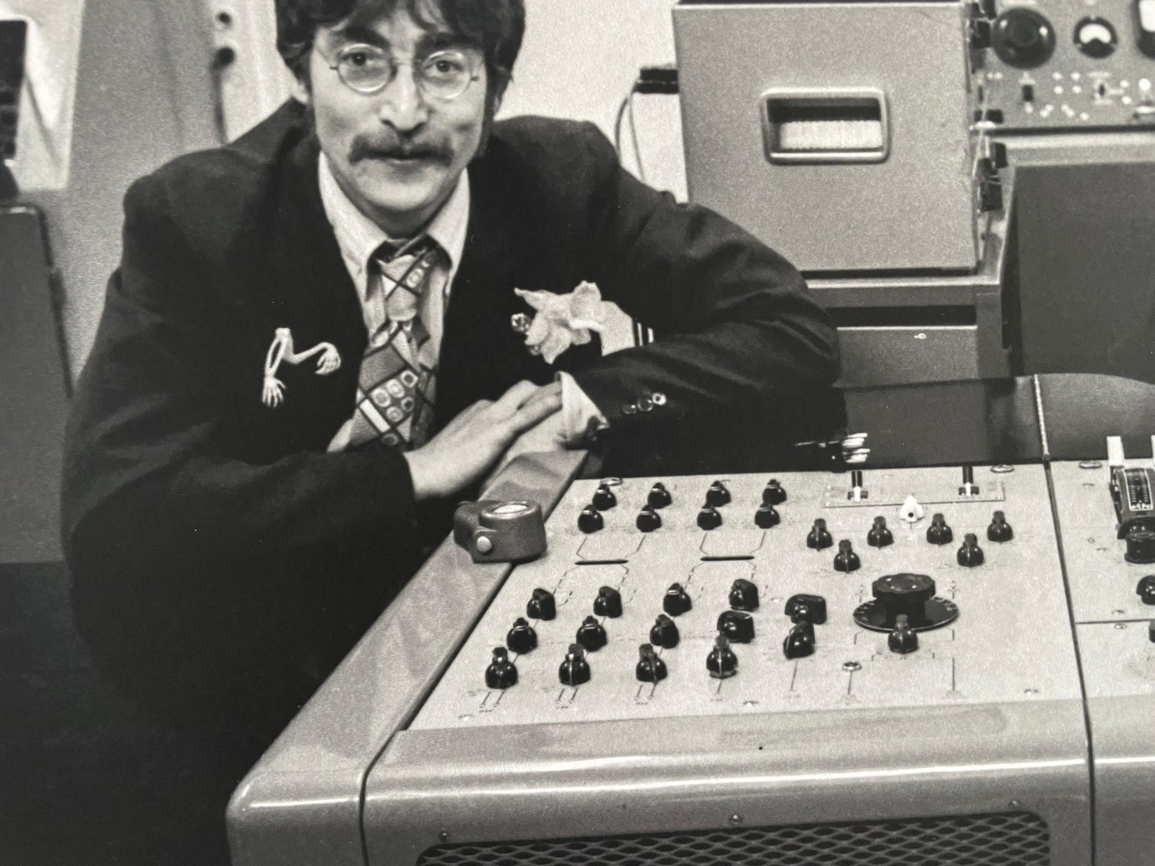John Lennon negli Studio Abbey Rd  fotografia d'archivio in b/n 17 x 25 pollici in vendita 4