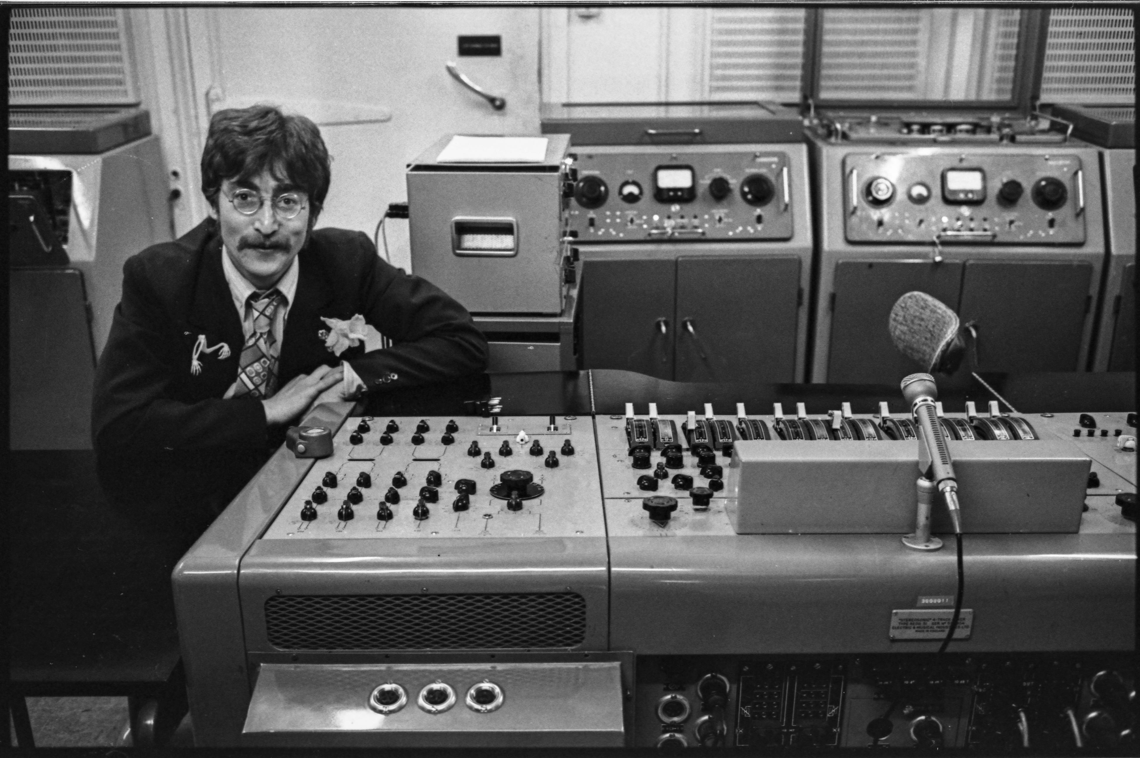 Portrait Photograph di Frank Herrmann - John Lennon negli Studio Abbey Rd  fotografia d'archivio in b/n 17 x 25 pollici