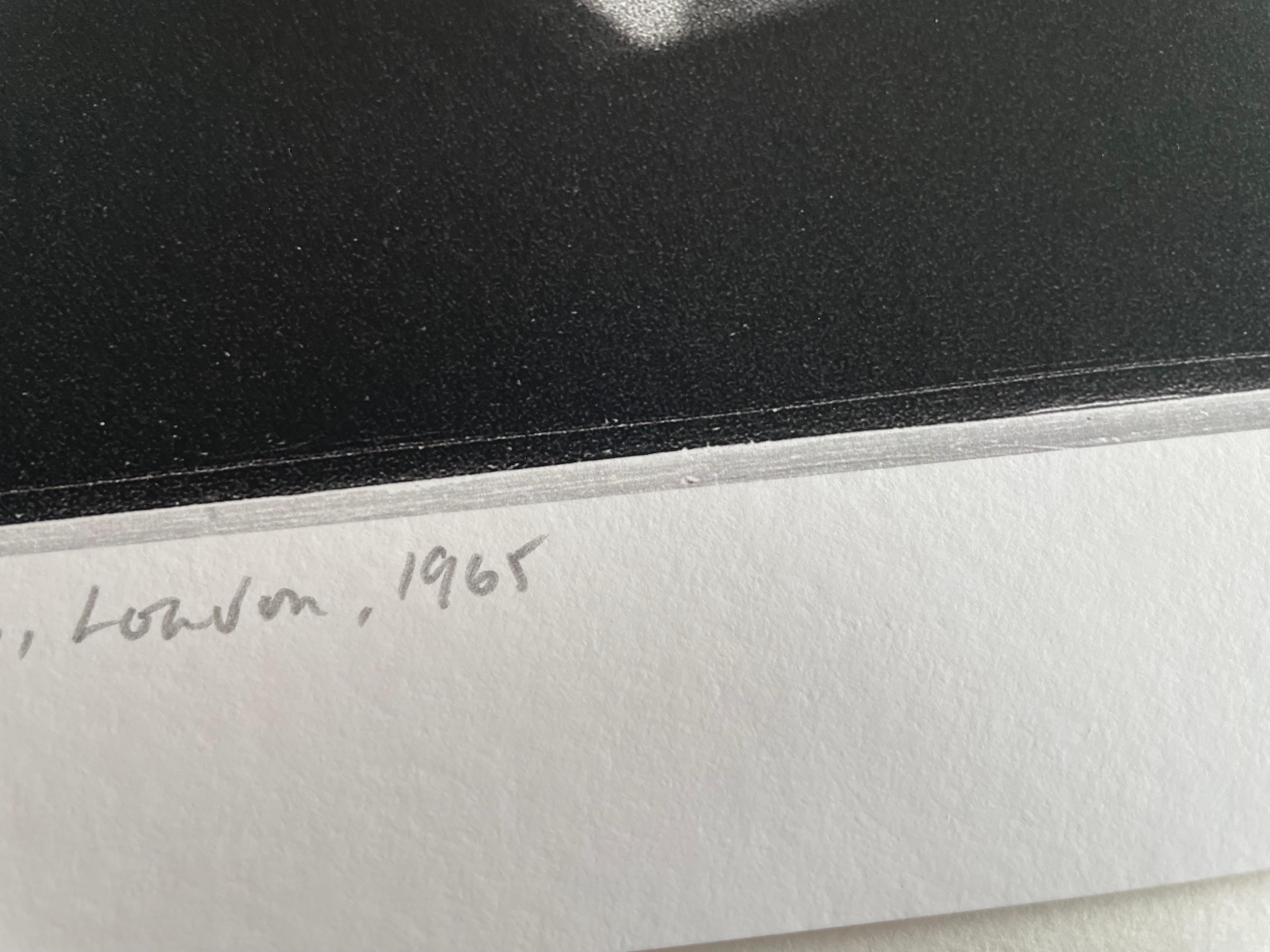 Conejita Playboy en la recepción Fotografía de archivo en blanco y negro 17 x25 pulgadas en venta 5