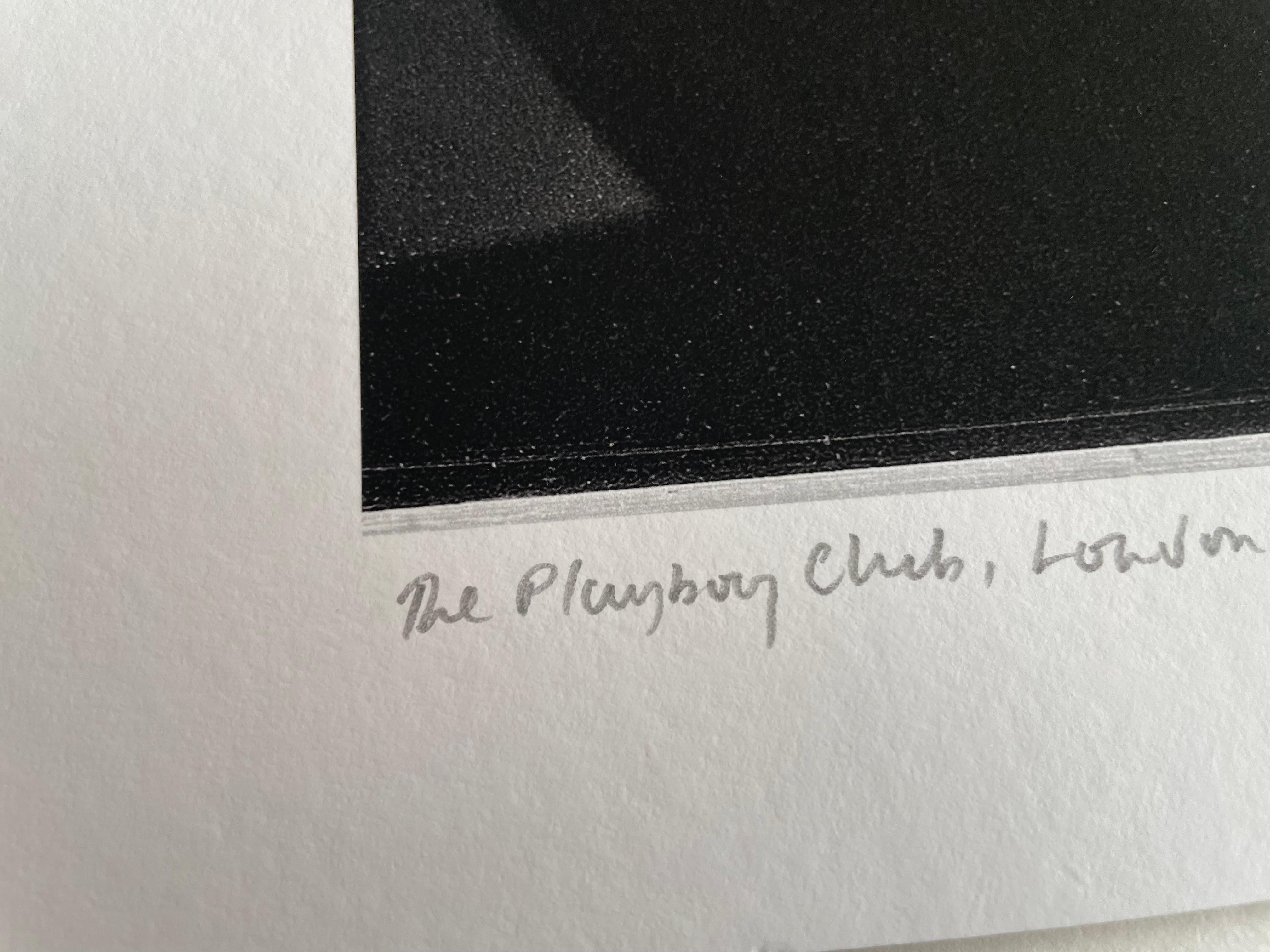 Conejita Playboy en la recepción Fotografía de archivo en blanco y negro 17 x25 pulgadas en venta 6
