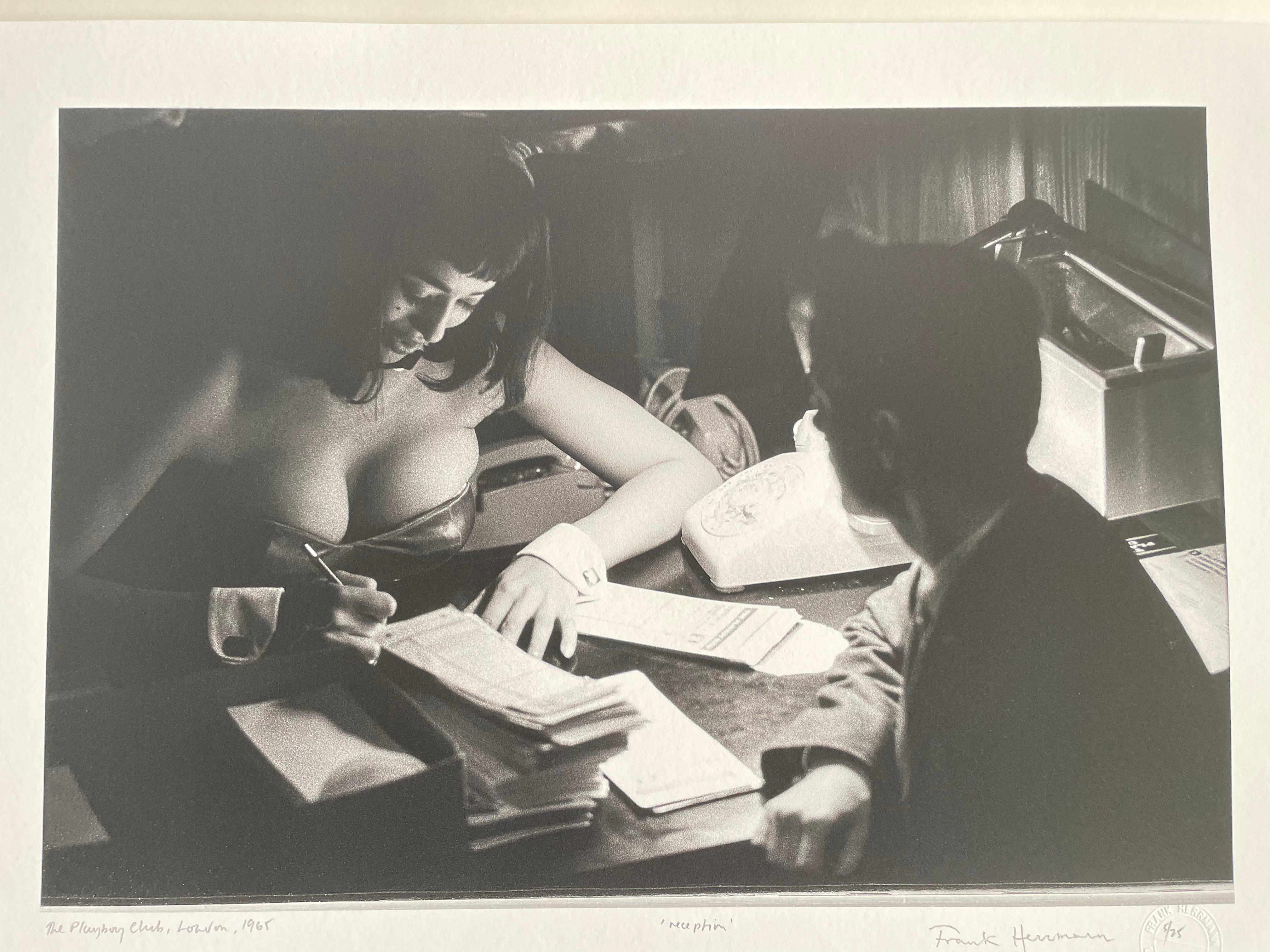Conejita Playboy en la recepción Fotografía de archivo en blanco y negro 17 x25 pulgadas en venta 7