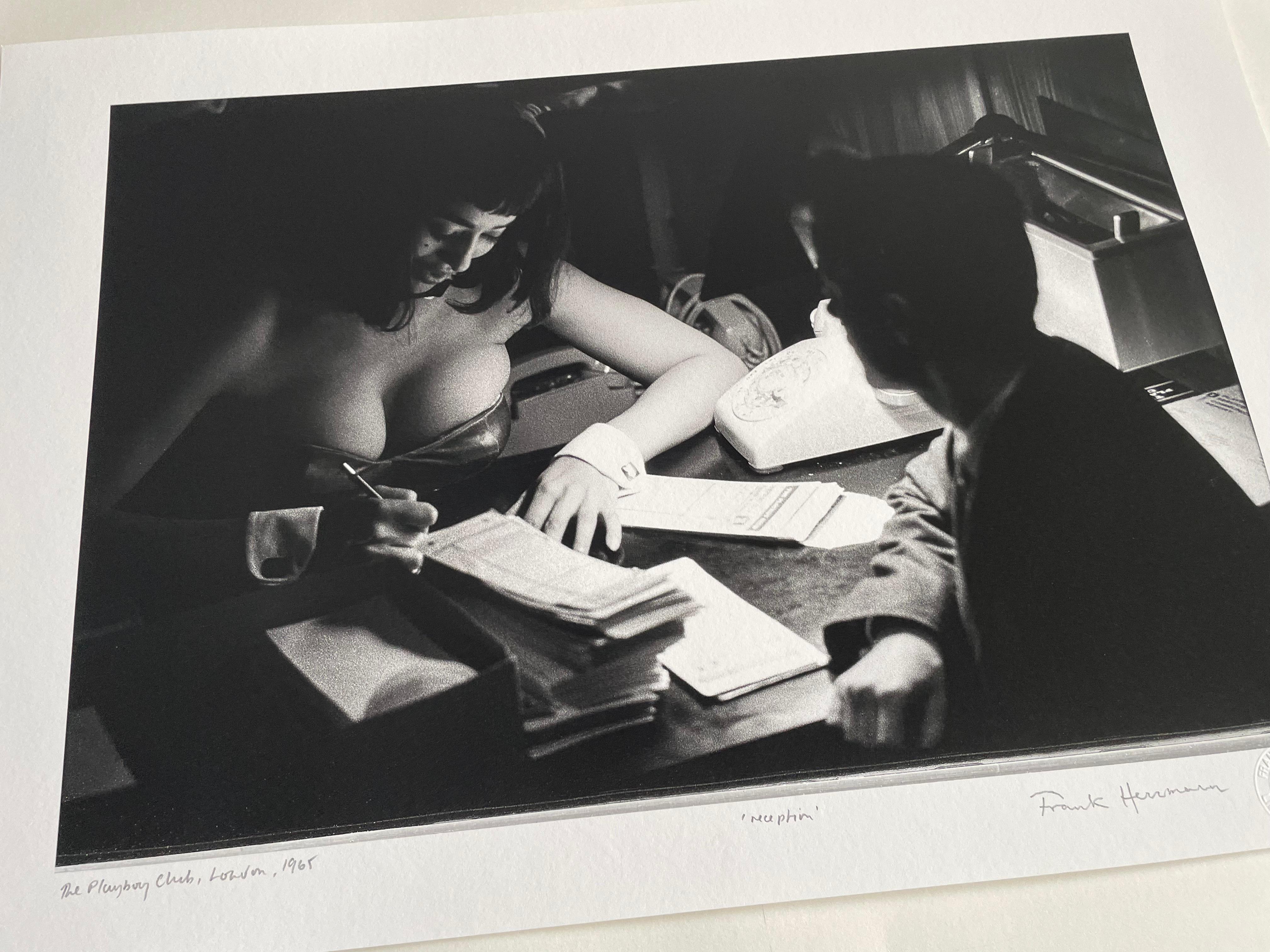 Conejita Playboy en la recepción Fotografía de archivo en blanco y negro 17 x25 pulgadas - Photograph de Frank Herrmann
