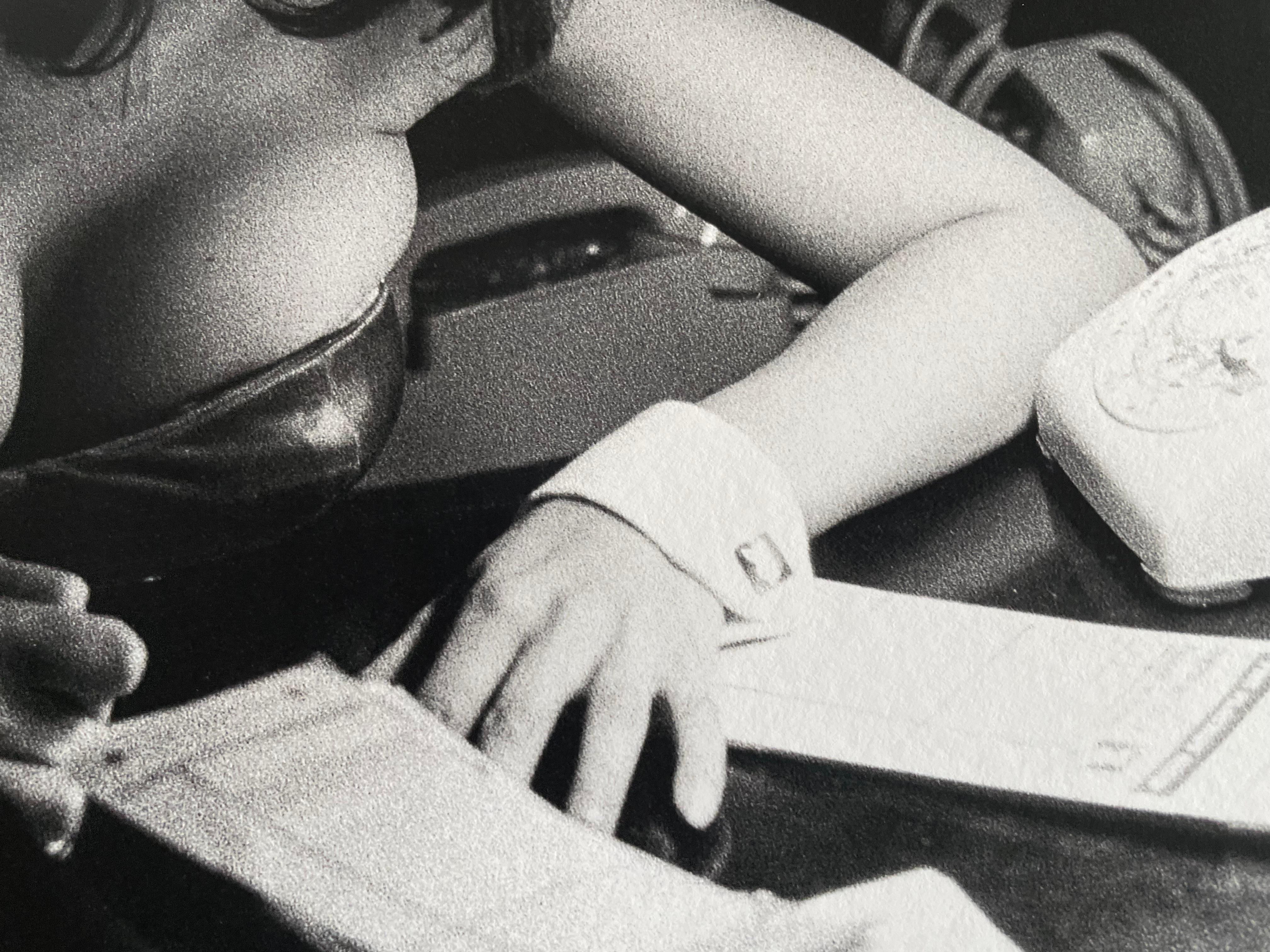 Conejita Playboy en la recepción Fotografía de archivo en blanco y negro 17 x25 pulgadas - Portrait Photograph Negro de Frank Herrmann