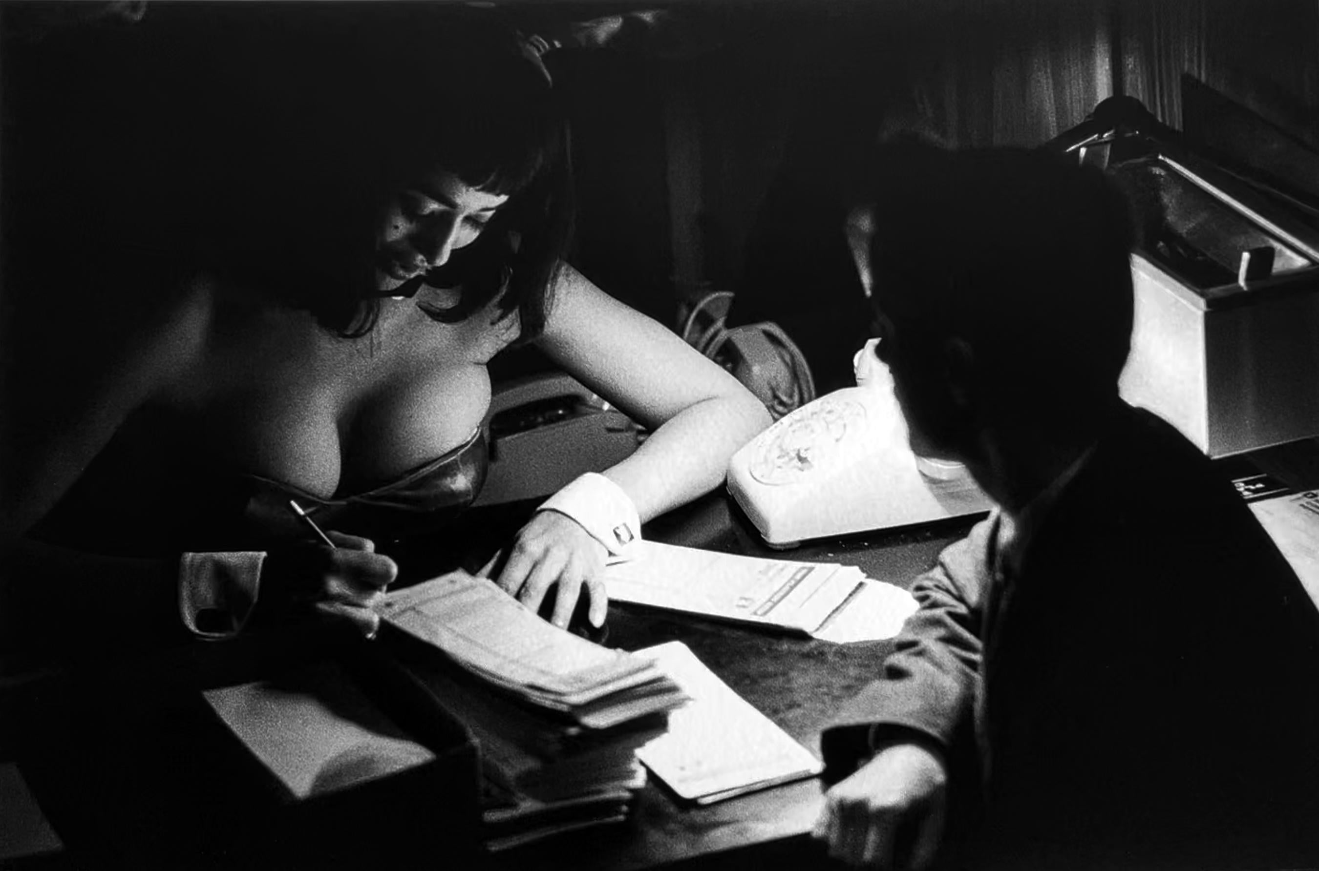 Coniglietta di Playboy alla reception fotografia d'archivio in b/n 17 x25 pollici