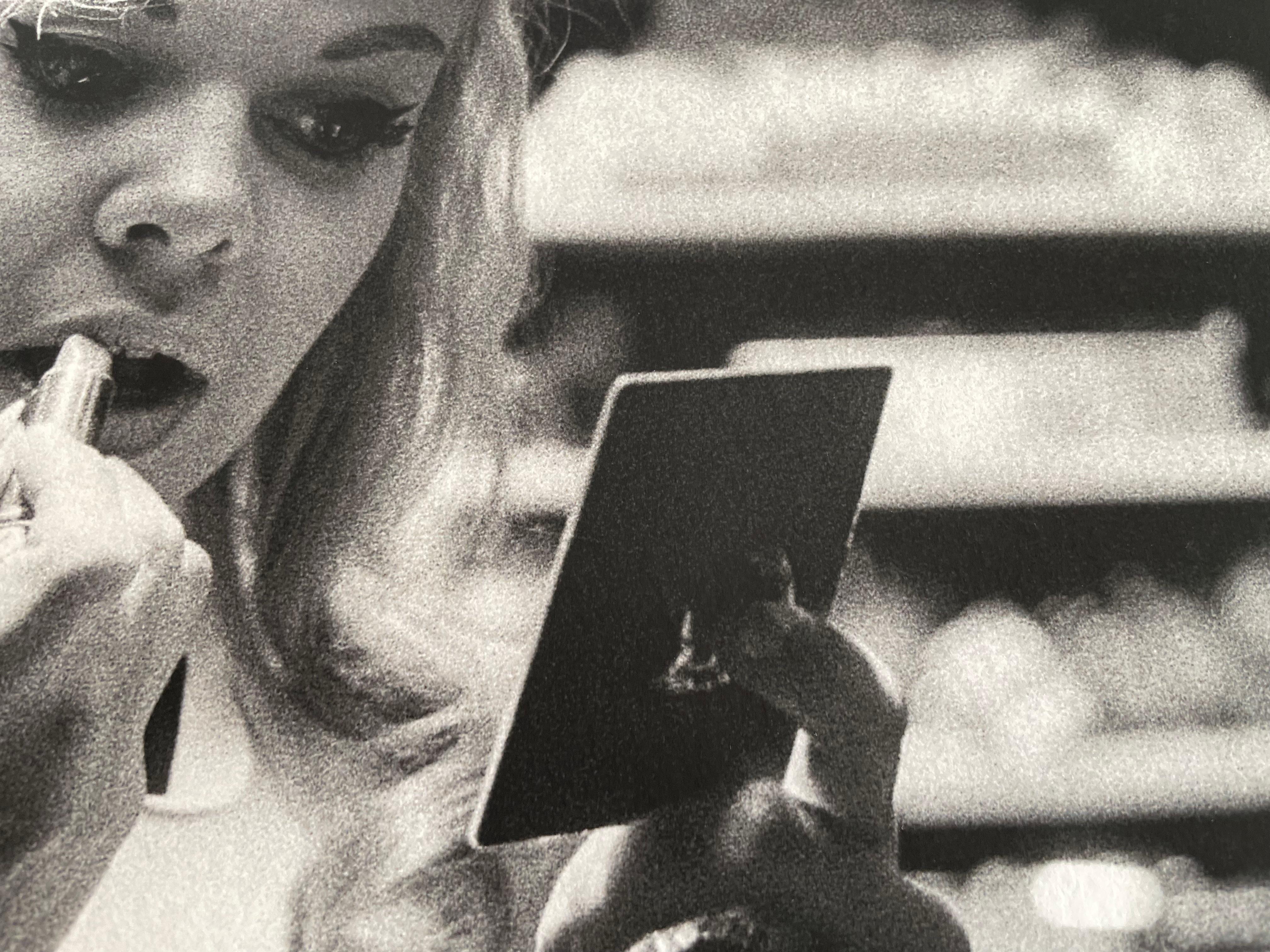 Conejita Playboy maquillándose Fotografía de archivo b/n 17 x25 pulgadas - Photograph de Frank Herrmann
