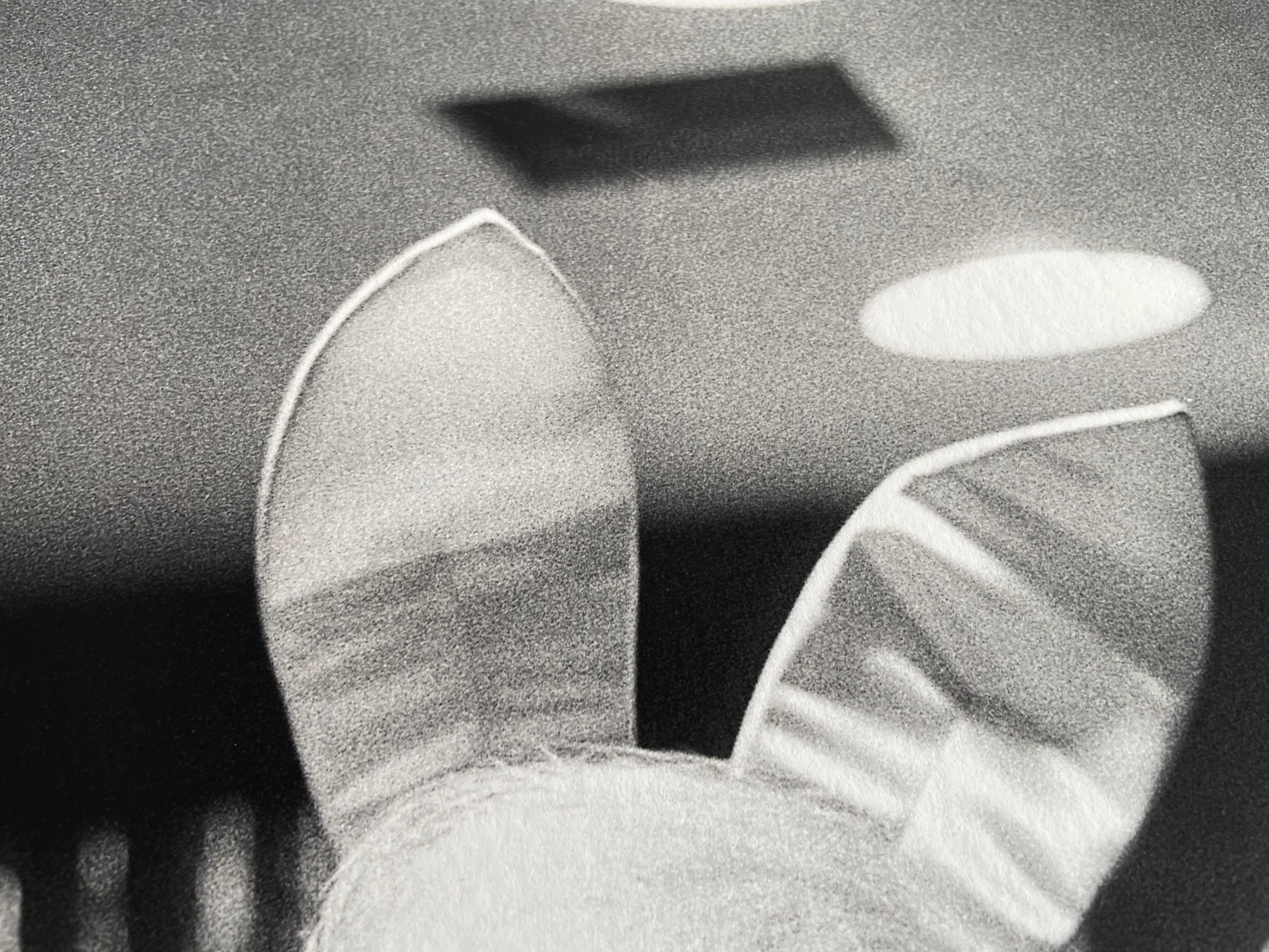 Conejita Playboy maquillándose Fotografía de archivo b/n 17 x25 pulgadas - Photograph Contemporáneo de Frank Herrmann