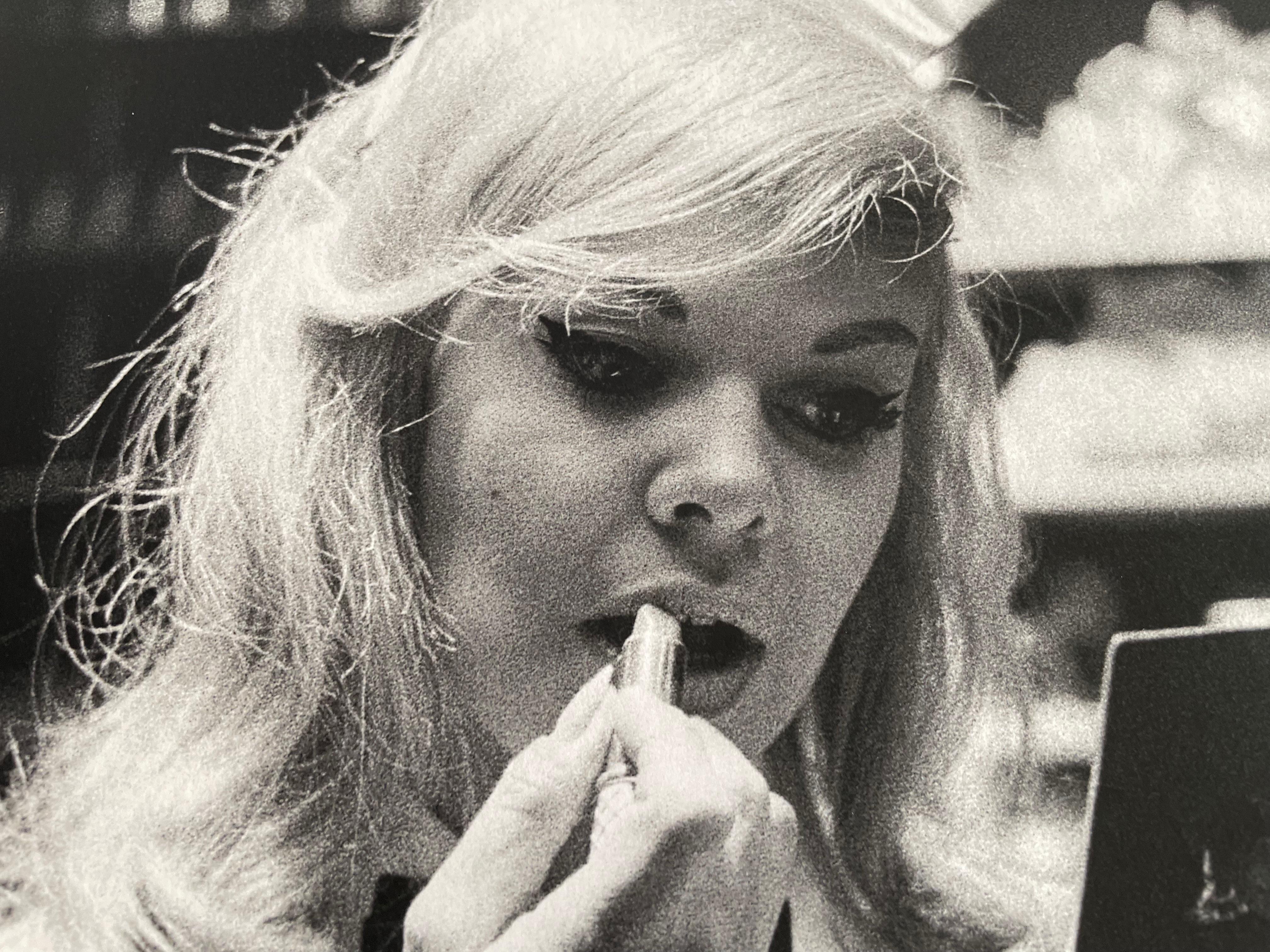 Conejita Playboy maquillándose Fotografía de archivo b/n 17 x25 pulgadas - Portrait Photograph Negro de Frank Herrmann