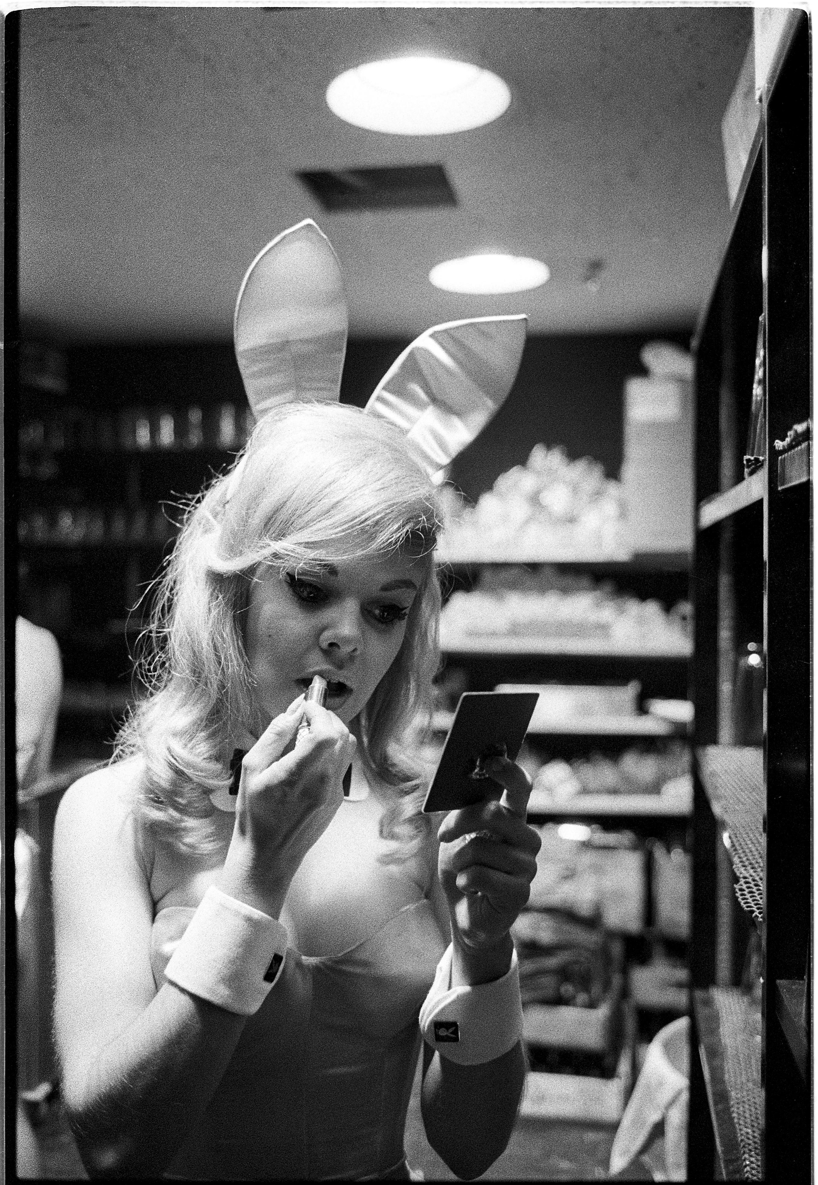 Portrait Photograph de Frank Herrmann - Conejita Playboy maquillándose Fotografía de archivo b/n 17 x25 pulgadas