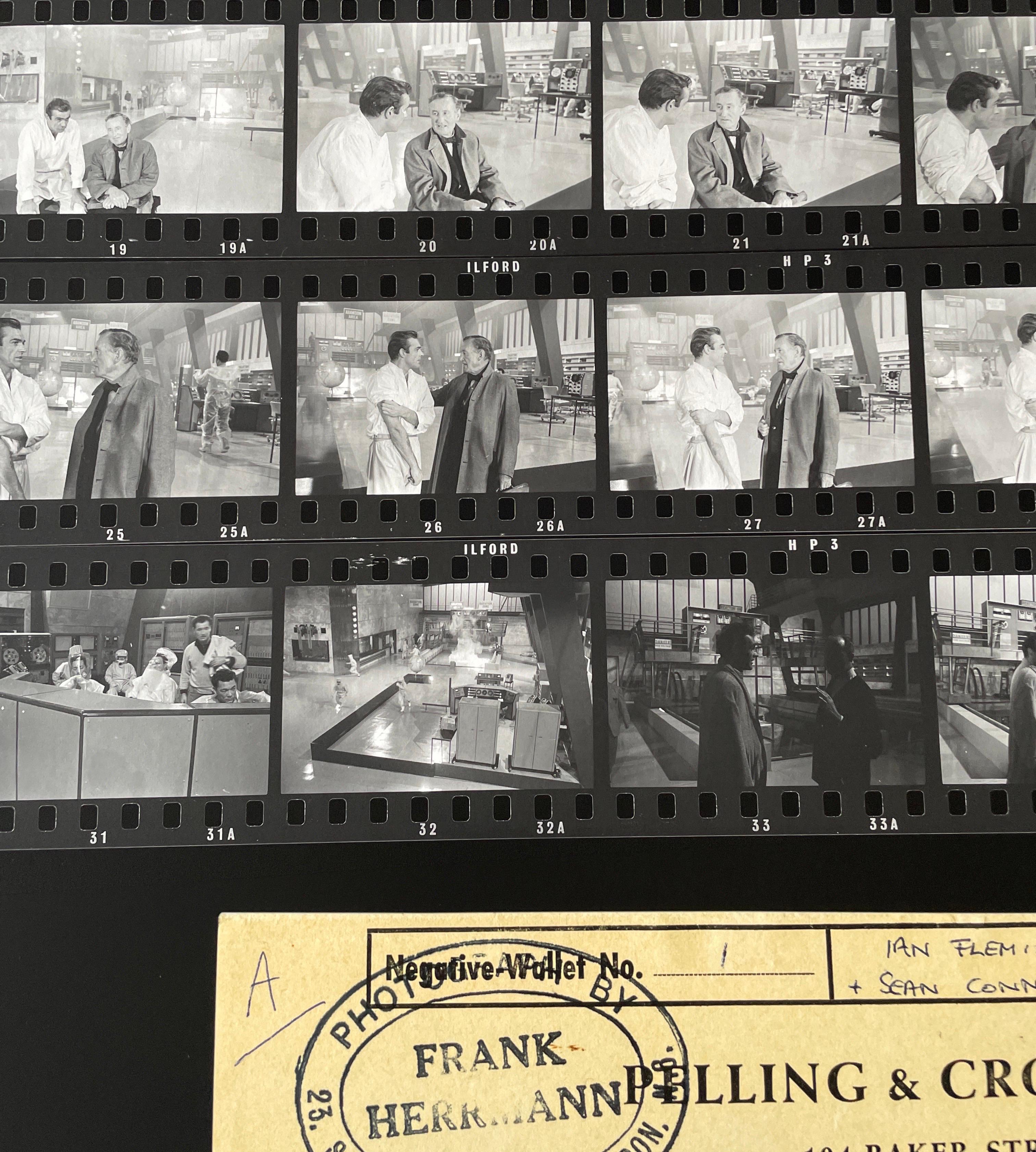 Sean Connery come James Bond sul set di Dr No 1962 OVERSIZE Foglio a contatto b/n in vendita 9