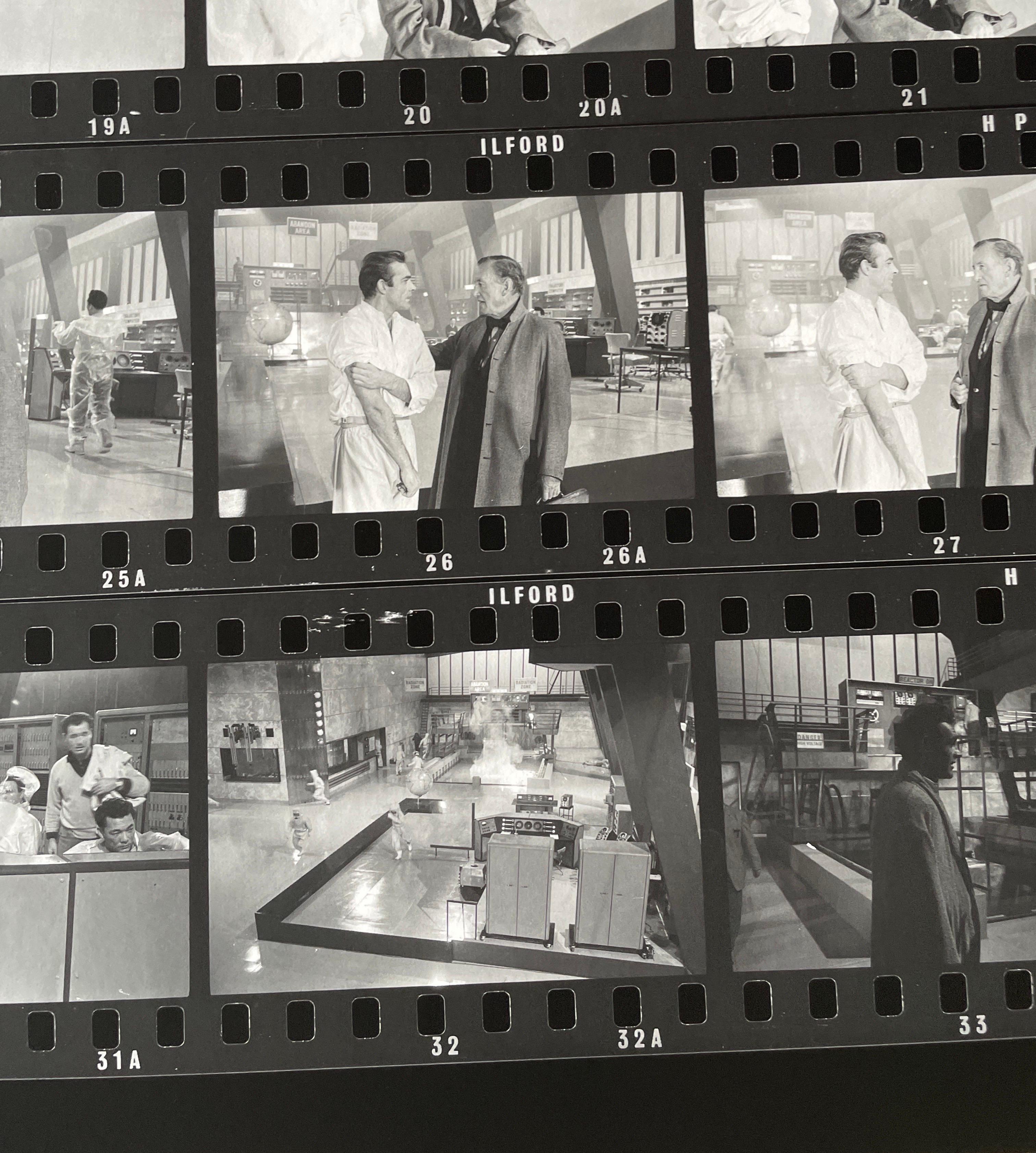 Sean Connery come James Bond sul set di Dr No 1962 OVERSIZE Foglio a contatto b/n in vendita 10