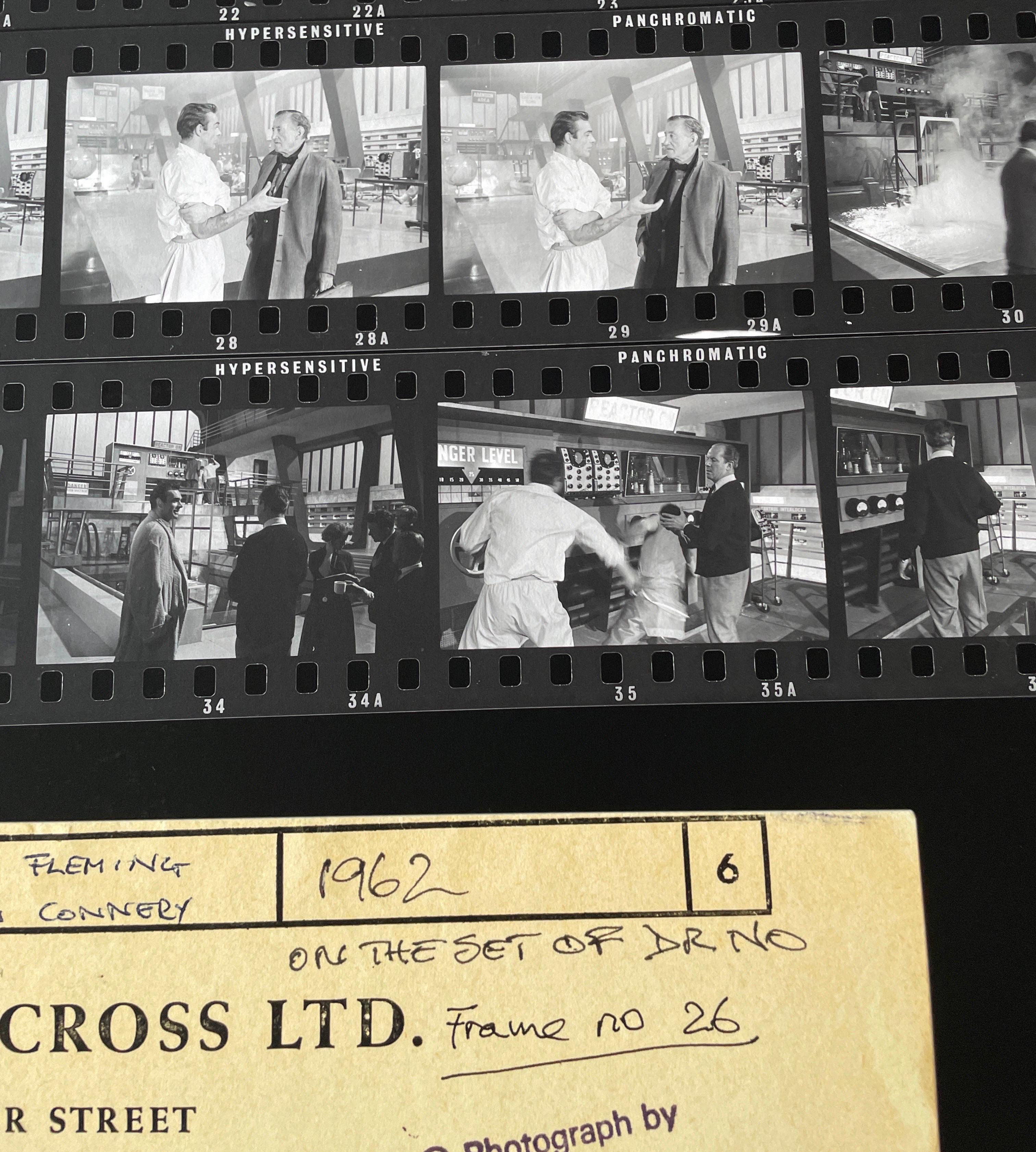 Sean Connery come James Bond sul set di Dr No 1962 OVERSIZE Foglio a contatto b/n in vendita 11