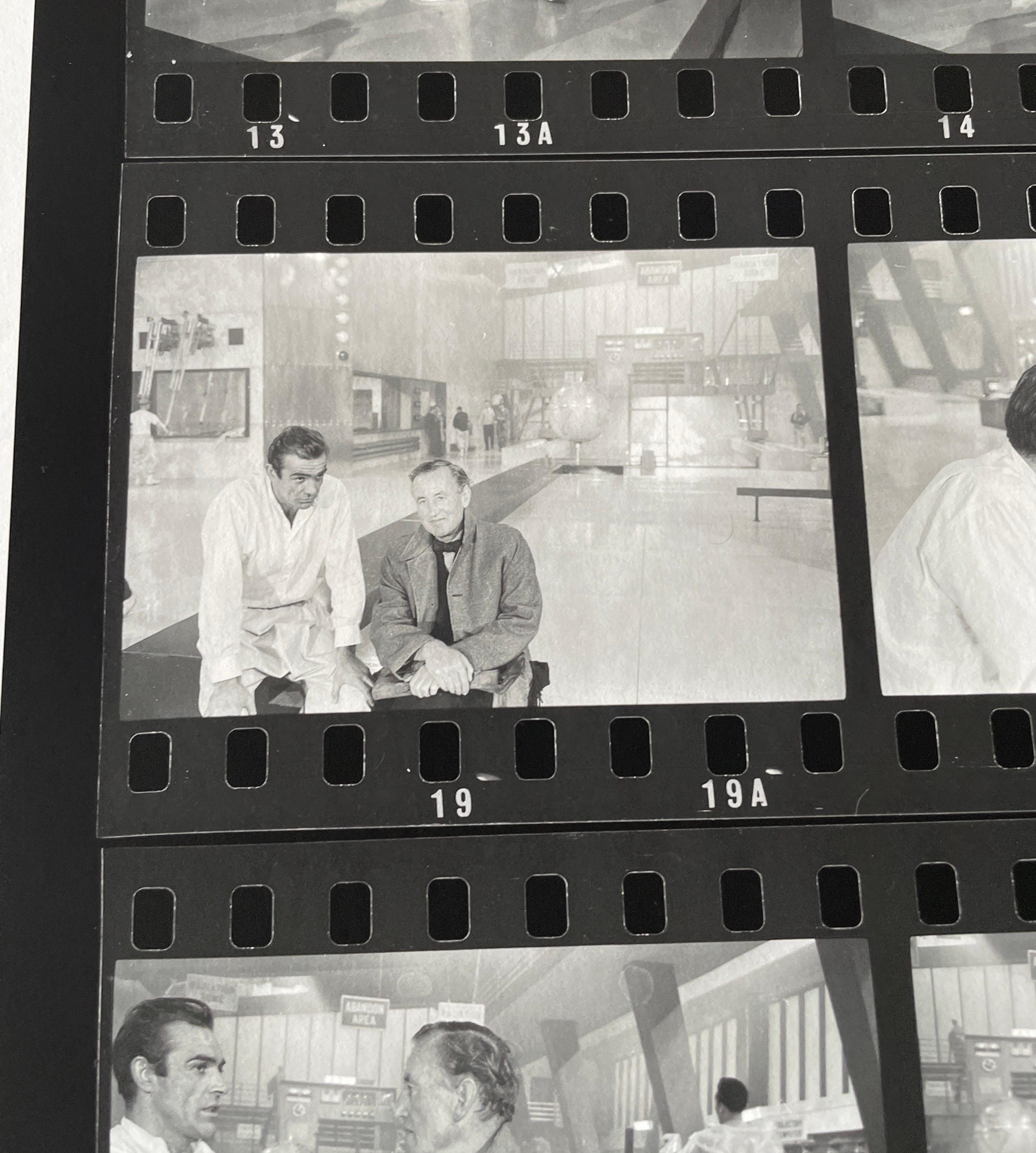 Sean Connery come James Bond sul set di Dr No 1962 OVERSIZE Foglio a contatto b/n in vendita 4