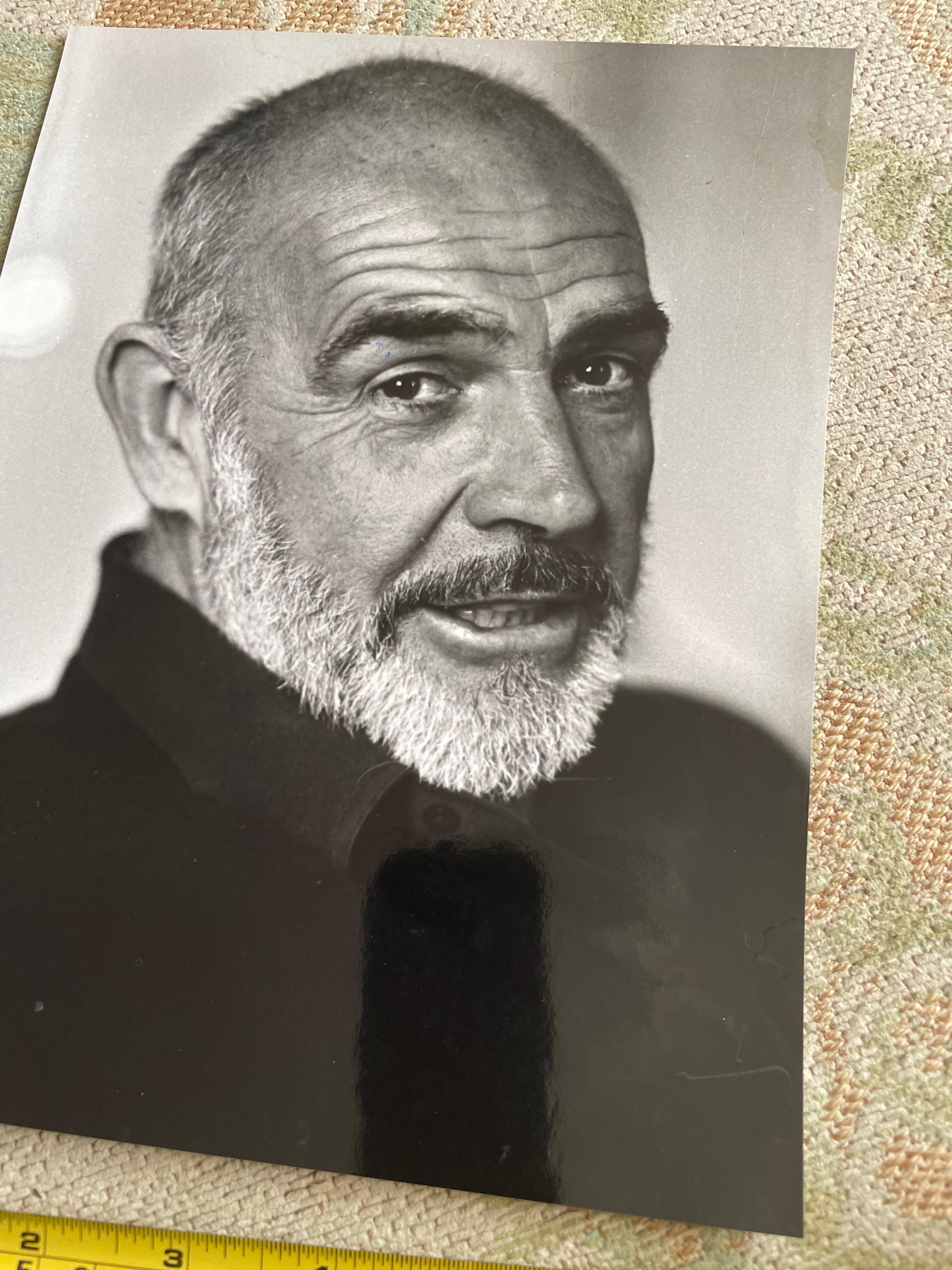 Sean Connery im Mayfair Hotel 1980er Jahre b/w Silberdruck – Photograph von Frank Herrmann